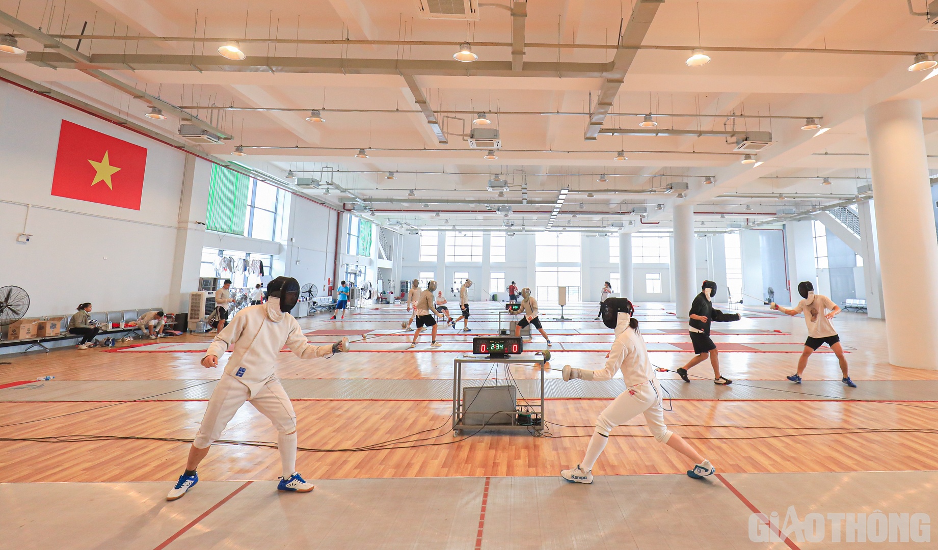 Theo ghi nhận của PV B&aacute;o Giao th&ocirc;ng tại Trung t&acirc;m Huấn luyện v&agrave; thi đấu Thể dục Thể thao H&agrave; Nội, c&aacute;c vận động vi&ecirc;n của đội tuyển đấu kiếm Việt Nam đang gấp r&uacute;t tập luyện để c&oacute; được phần thi tốt nhất ở SEA Games 31 sắp tới.