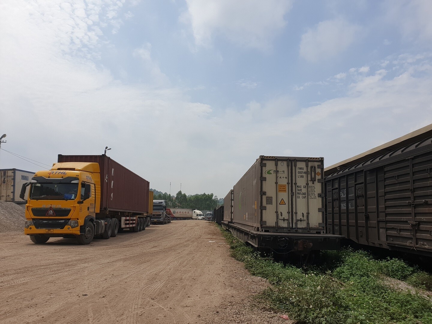 Đối với h&agrave;ng nhập về, theo b&agrave; Phương, t&ugrave;y theo mặt h&agrave;ng khi mở tờ khai hải quan, h&agrave;ng thuộc luồng xanh th&igrave; ưu ti&ecirc;n l&agrave;m thủ tục th&ocirc;ng quan trước; H&agrave;ng thuộc luồng v&agrave;ng sẽ phải kiểm tra hồ sơ, mất khoảng 2 giờ; H&agrave;ng thuộc luồng đỏ sẽ phải kiểm h&oacute;a, nhưng thời gian tối đa cũng chỉ được 8 giờ. Quan trọng l&agrave; hồ sơ của doanh nghiệp cung cấp phải chuẩn chỉ, đầy đủ th&igrave; thời gian l&agrave;m thủ tục hải quan mới nhanh được.
Ảnh: B&atilde;i h&agrave;ng ga Đồng Đăng tập kết h&agrave;ng h&oacute;a để chờ kiểm h&oacute;a, l&agrave;m thủ tục hải quan