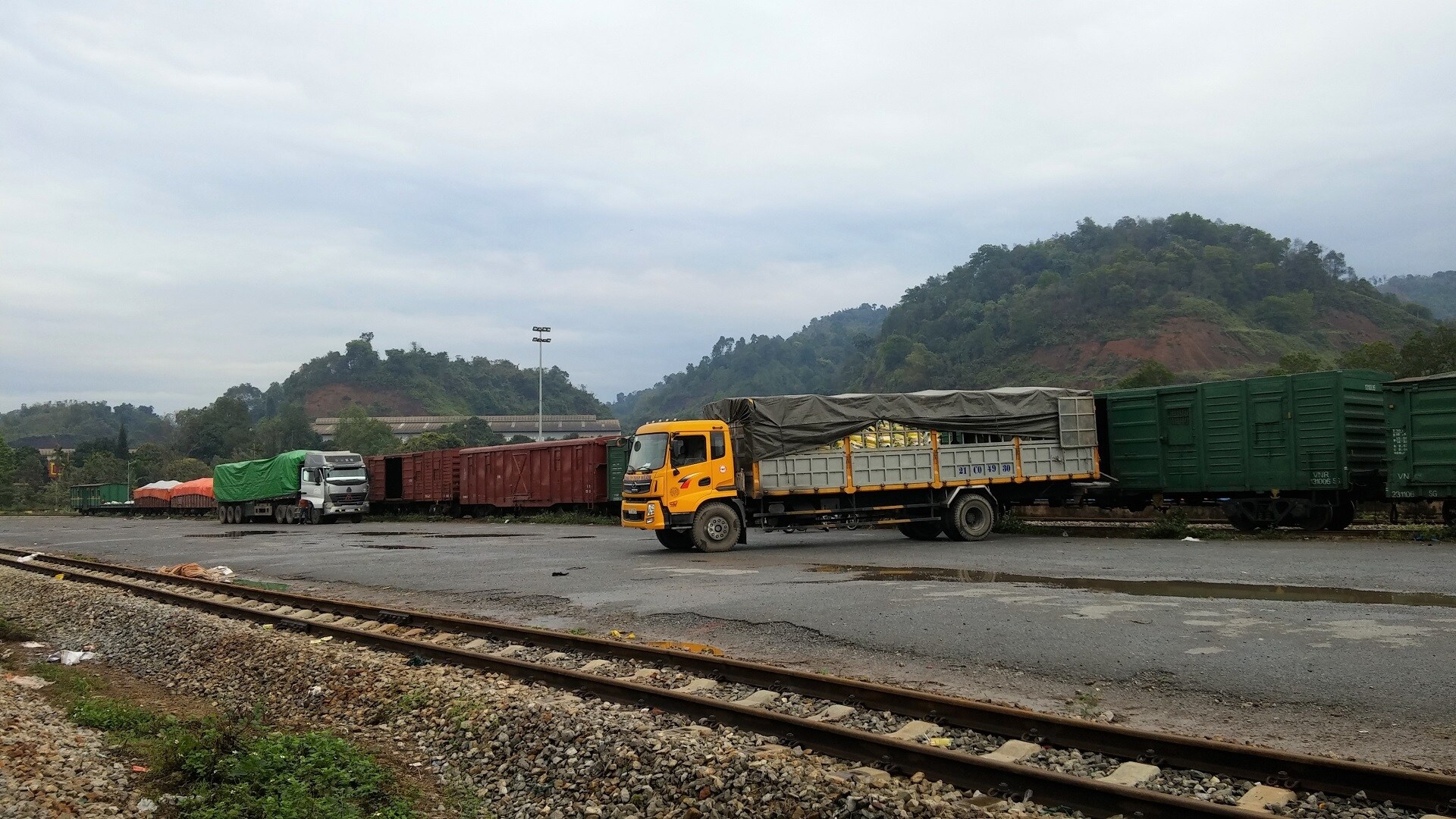 H&agrave;ng xuất chủ yếu tr&ecirc;n tuyến l&agrave; h&agrave;ng n&ocirc;ng sản, hoa quả, quặng c&aacute;c loại từ ph&iacute;a Nam ra xuất Trung Quốc v&agrave; ngược lại h&agrave;ng nhập l&agrave; nguy&ecirc;n liệu sản xuất (l&aacute; thuốc l&aacute;, than, cao su&hellip;), ph&acirc;n b&oacute;n v&agrave; h&oacute;a chất, lưu huỳnh&hellip; Ngo&agrave;i ra c&ograve;n c&oacute; luồng h&agrave;ng qu&aacute; cảnh từ Trung Quốc đi c&aacute;c nước kh&aacute;c hoặc đi c&aacute;c tỉnh kh&aacute;c của Trung Quốc v&agrave; ngược lại, như ph&acirc;n b&oacute;n, h&oacute;a chất, quặng c&aacute;c loại.
Ảnh: Xếp dỡ h&agrave;ng h&oacute;a ở b&atilde;i h&agrave;ng ga L&agrave;o Cai