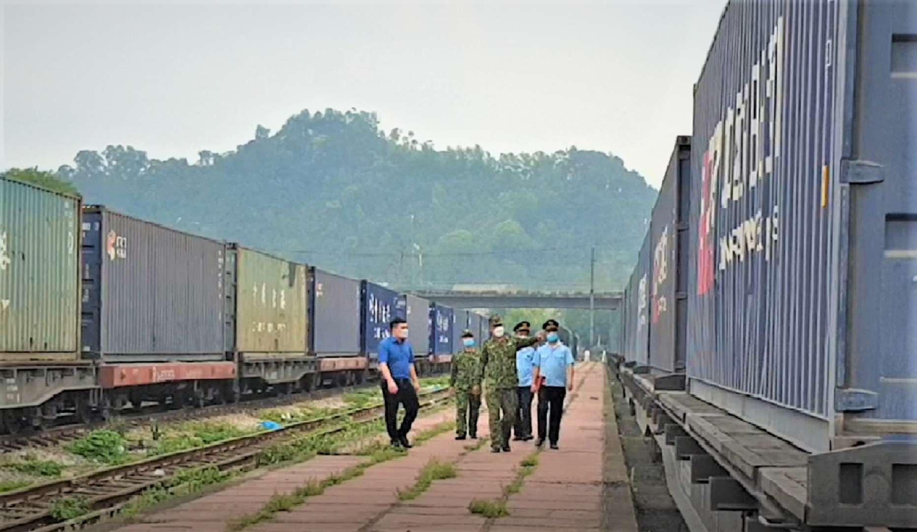 H&agrave;ng nhập chủ yếu: Hạt nhựa, giấy cuộn, gỗ v&aacute;n &eacute;p, h&agrave;ng c&ocirc;ng nghiệp, thực phẩm, sữa, h&agrave;ng n&ocirc;ng nghiệp, linh kiện điện tử&hellip; H&agrave;ng xuất chủ yếu đến Trung Quốc: Quặng sắt, h&agrave;ng gỗ mỹ nghệ, giầy da, may mặc, thuốc bắc, gỗ v&aacute;n b&oacute;c... H&agrave;ng h&oacute;a hai chiều đều phải đ&oacute;ng trong container hoặc toa xe khổ 1.435mm của đường sắt Trung Quốc.
Ảnh: C&aacute;c lực lượng kiểm tra t&agrave;u li&ecirc;n vận.