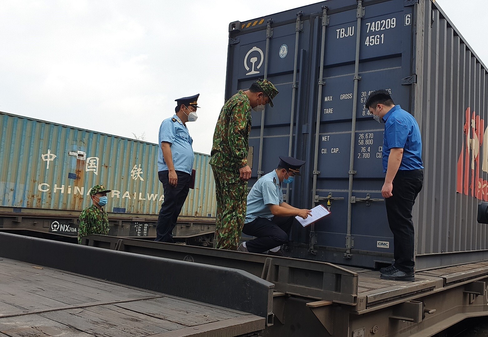Năm 2021, tr&ecirc;n tuyến tổ chức chạy 852 đ&ocirc;i t&agrave;u h&agrave;ng LVQT giữa hai ga Đồng Đăng - Bằng Tường v&agrave; ngược lại. Sản lượng vận tải qua hai ga cửa khẩu đạt hơn 565.600 tấn, tăng trưởng đến 91% so c&ugrave;ng kỳ 2020. Trong đ&oacute;, h&agrave;ng nhập tăng trưởng 102%, h&agrave;ng xuất tăng trưởng 69%. 
Ảnh: C&aacute;c lực lượng kiểm tra toa h&agrave;ng để l&agrave;m thủ tục th&ocirc;ng quan