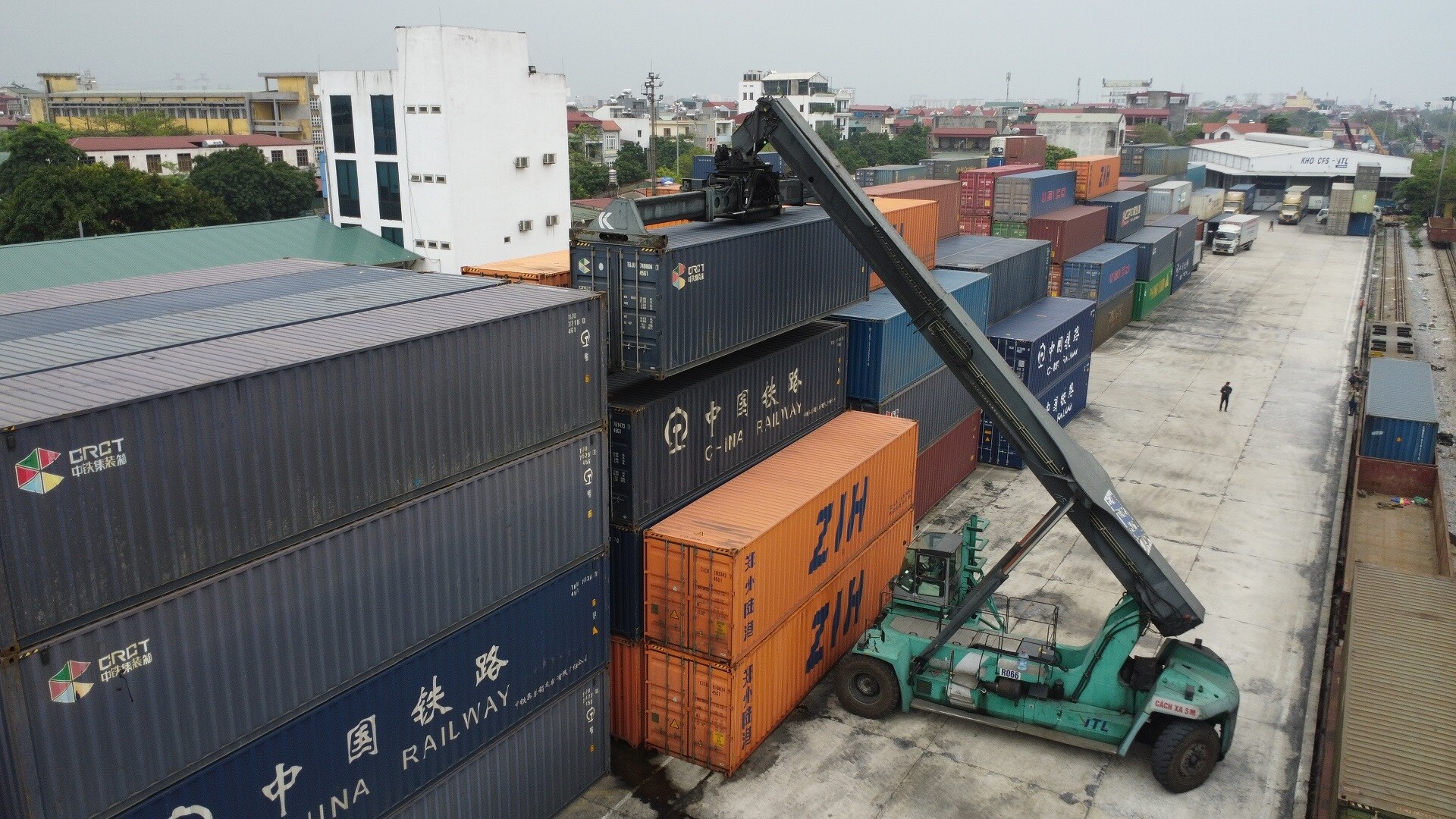 Ga Y&ecirc;n Vi&ecirc;n l&agrave; ga LVQT đầu mối quan trọng ph&iacute;a Bắc, c&oacute; cơ sở hạ tầng đảm bảo lập, giải thể, trung chuyển, đ&oacute;n gửi c&aacute;c đo&agrave;n t&agrave;u bao gồm khổ đường 1.000mm v&agrave; 1.435mm. Khu vực ga c&oacute; b&atilde;i h&agrave;ng ITL khoảng 17.000 m2, chủ yếu phục vụ xếp dỡ container, khu vực khai b&aacute;o l&agrave;m thủ tục hải quan h&agrave;ng LVQT xuất nhập. 
Ảnh: Xếp container l&ecirc;n t&agrave;u tại b&atilde;i h&agrave;ng ga Y&ecirc;n Vi&ecirc;n