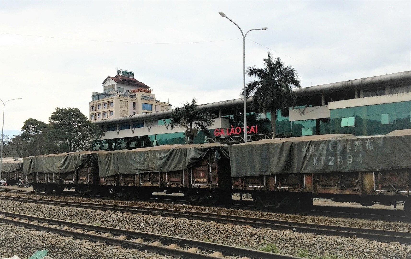 Năm 2021 tổ chức chạy 757 đ&ocirc;i t&agrave;u h&agrave;ng LVQT giữa hai ga L&agrave;o Cai - Sơn Y&ecirc;u v&agrave; ngược lại. Về sản lượng h&agrave;ng xuất nhập đạt hơn 571.000 tấn; Trong đ&oacute; h&agrave;ng nhập thực hiện được hơn 266.900 tấn, tăng trưởng 4% so với c&ugrave;ng kỳ 2020. 
Ảnh: T&agrave;u h&agrave;ng li&ecirc;n vận tại ga L&agrave;o Cai chờ k&eacute;o sang ga Sơn Y&ecirc;u