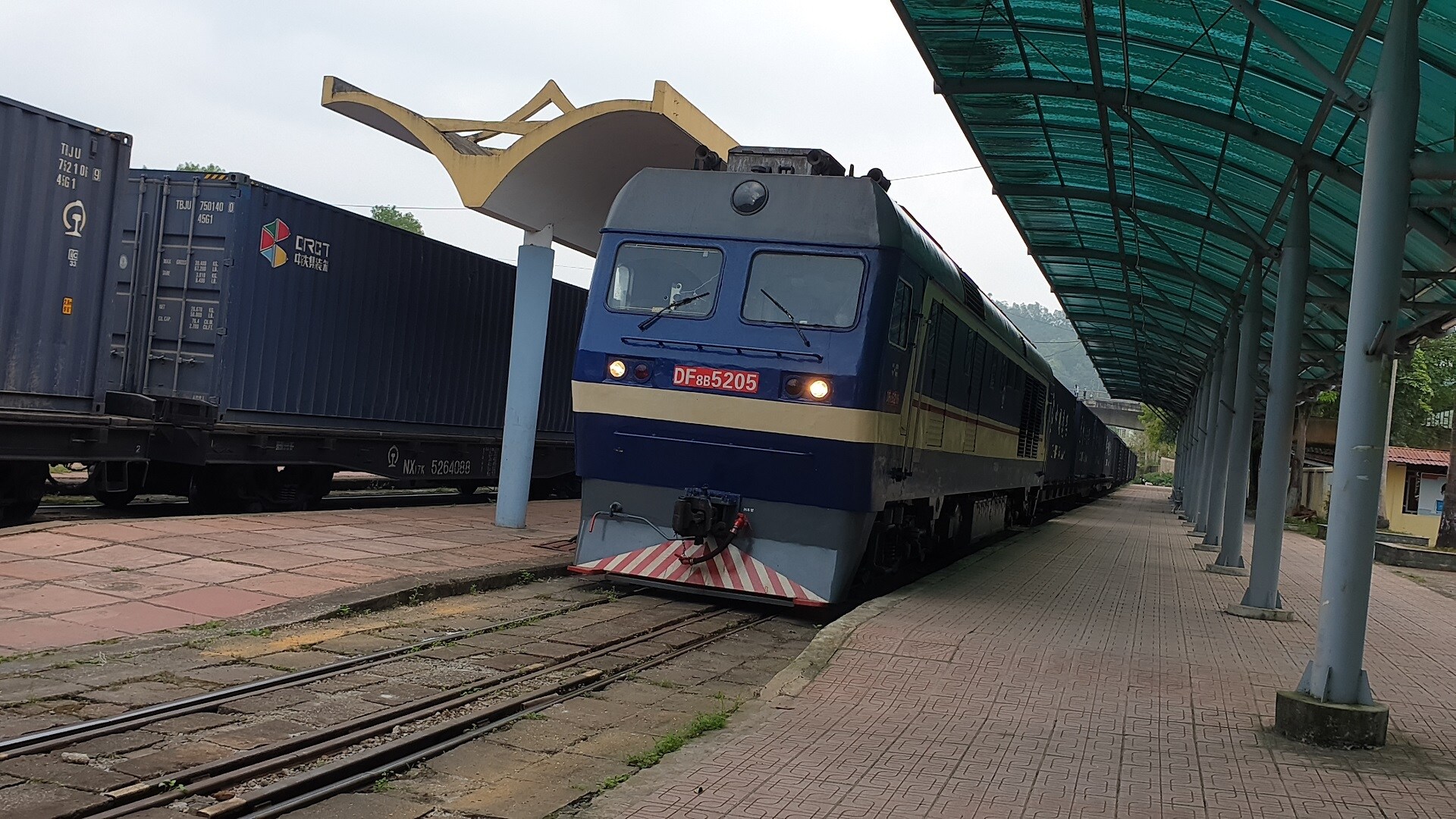 Tổng c&ocirc;ng ty Đường sắt VN cho biết, hiện nay tr&ecirc;n đường sắt Việt Nam c&oacute; 6 ga li&ecirc;n vận quốc tế (LVQT) h&agrave;ng h&oacute;a gồm: L&agrave;o Cai, Y&ecirc;n Vi&ecirc;n, Hải Ph&ograve;ng, Đồng Đăng, Gi&aacute;p B&aacute;t v&agrave; S&oacute;ng Thần. Trong đ&oacute; ga L&agrave;o Cai v&agrave; ga Đồng Đăng l&agrave; hai ga bi&ecirc;n giới đảm nhận việc giao tiếp h&agrave;ng h&oacute;a, phương tiện xuất nhập bằng đường sắt giữa Việt Nam - Trung Quốc v&agrave; ngược lại.
C&aacute;c ga Đồng Đăng, Y&ecirc;n Vi&ecirc;n, L&agrave;o Cai v&agrave; Hải Ph&ograve;ng c&oacute; bộ phận hải quan v&agrave; cơ quan chức năng thường trực phục vụ kiểm tra, khai b&aacute;o, thực hiện c&aacute;c thủ tục li&ecirc;n quan vận chuyển h&agrave;ng h&oacute;a LVQT đường sắt. 
Ảnh: T&agrave;u LVQT từ Trung Quốc về ga Đồng Đăng