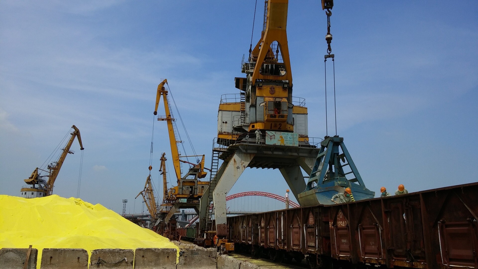 Tr&ecirc;n tuyến L&agrave;o Cai - H&agrave; Nội - Hải Ph&ograve;ng, h&agrave;ng qu&aacute; cảnh từ c&aacute;c nước về cảng Hải Ph&ograve;ng, rồi theo t&agrave;u xuất đi Trung Quốc chiếm sản lượng lớn. Ga Hải ph&ograve;ng cảng l&agrave; ga đường sắt duy nhất hiện nay c&ograve;n nh&aacute;nh đường sắt kết nối với khu vực cảng biển, đảm nhận việc kết nối, tiếp chuyển giữa đường sắt, đường bộ, đường biển. 
Ảnh: Xếp h&agrave;ng lưu huỳnh qu&aacute; cảnh Việt Nam l&ecirc;n t&agrave;u hỏa tại cảng Hải Ph&ograve;ng để t&aacute;i xuất Trung Quốc