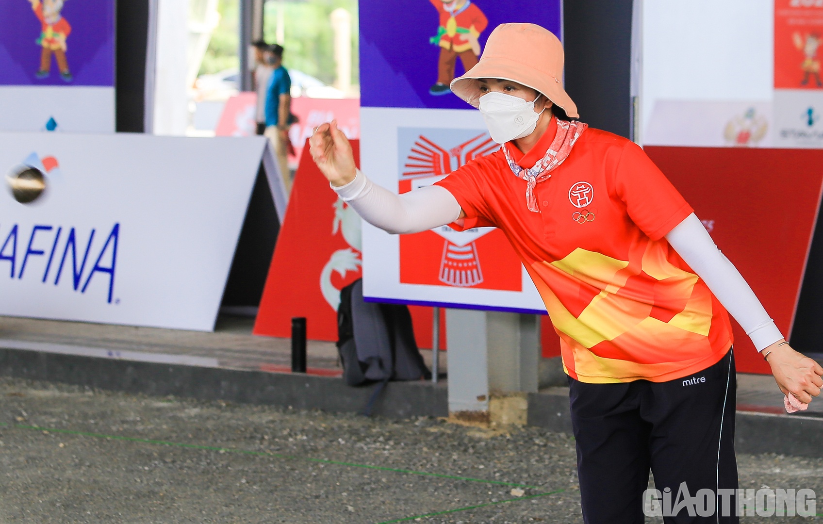 "Mỗi ng&agrave;y, to&agrave;n đội sẽ tập luyện khoảng 6 tiếng chia đều v&agrave;o hai buổi s&aacute;ng v&agrave; chiều. Được thi đấu tr&ecirc;n s&acirc;n nh&agrave; l&agrave; vinh dự đối với mỗi vận động vi&ecirc;n n&ecirc;n tất cả đều tự nhủ sẽ cố gắng hết m&igrave;nh để gi&agrave;nh th&agrave;nh t&iacute;ch cao", chị Hiền chia sẻ.