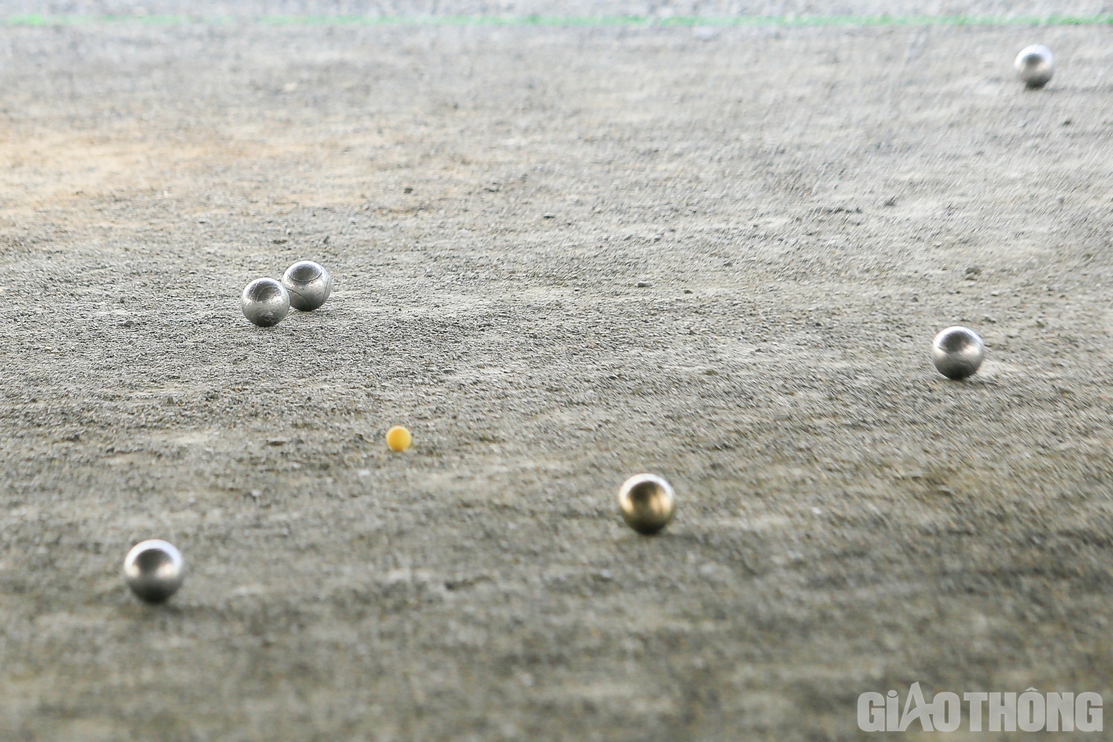 Ở m&ocirc;n bi sắt, ai c&oacute; vi&ecirc;n bi gần với bi điểm nhất được c&ocirc;ng nhận l&agrave; thắng điểm. C&aacute;c trận đấu thi đấu đến 13 điểm. Bi sắt d&ugrave;ng trong thi đấu phải đảm bảo rất nhiều ti&ecirc;u chuẩn như c&ograve;n số hiệu của nh&agrave; sản xuất, kh&ocirc;ng được khắc hay chạm trổ nếu chưa được cho ph&eacute;p.