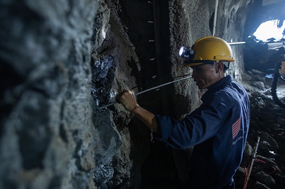 Để triển khai được đầy đủ c&aacute;c phần việc trong thi c&ocirc;ng hầm, Ban điều h&agrave;nh dự &aacute;n đ&atilde; cho triển khai 3 ca l&agrave;m việc một ng&agrave;y với hơn 130 người, c&ugrave;ng nhiều m&aacute;y m&oacute;c, thiết bị chuy&ecirc;n dụng, hiện đại.