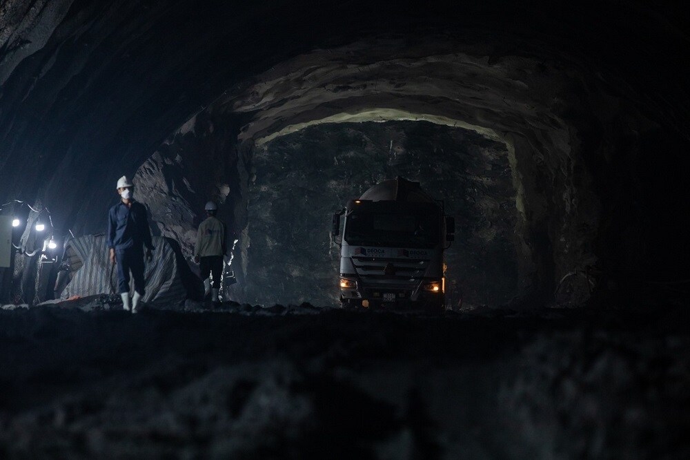 Mặc d&ugrave; trong qu&aacute; tr&igrave;nh tổ chức thi c&ocirc;ng, nh&agrave; thầu gặp nhiều kh&oacute; khăn do địa chất hầm yếu, dịch Covid-19 diễn biến phức tạp ảnh hưởng lớn tới c&ocirc;ng t&aacute;c huy động m&aacute;y m&oacute;c, nh&acirc;n sự, song, với sự nỗ lực quyết t&acirc;m, ban điều h&agrave;nh dự &aacute;n lu&ocirc;n chủ động phương &aacute;n thi c&ocirc;ng hợp l&yacute;, b&aacute;m s&aacute;t tiến độ x&acirc;y dựng, đảm bảo dự &aacute;n sớm về đ&iacute;ch.