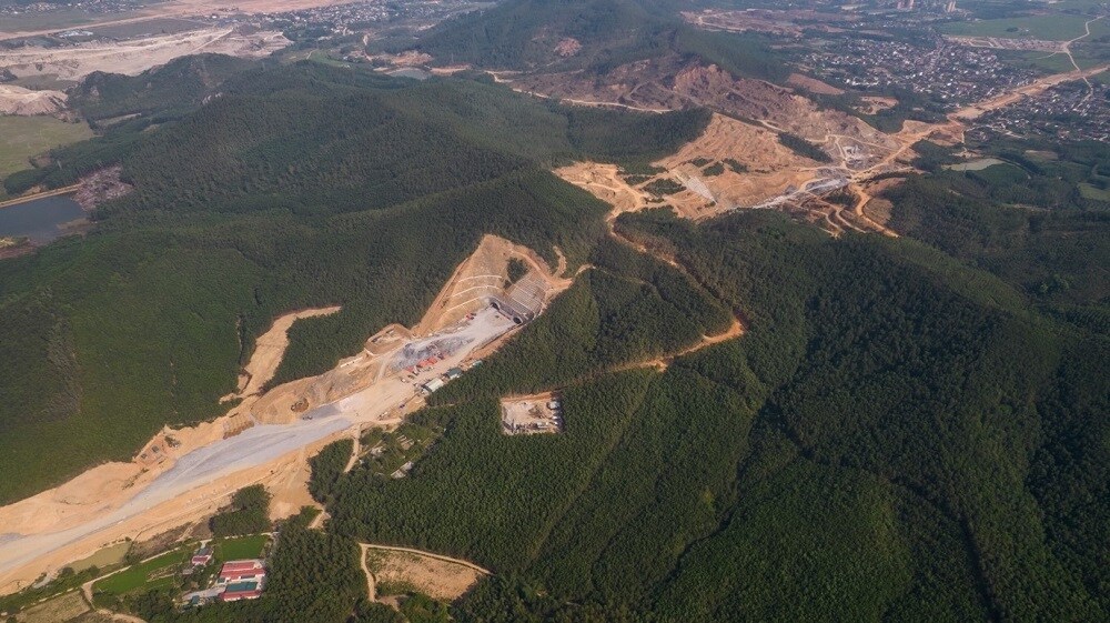 Hầm c&oacute; chiều d&agrave;i 450m đi qua n&uacute;i Mồng G&agrave; nối từ địa phận x&atilde; Trường L&acirc;m, huyện Tĩnh Gia, Thanh Ho&aacute; đến x&atilde; Quỳnh Vinh, TX Ho&agrave;ng Mai, Nghệ An nằm tr&ecirc;n ranh giới địa phận hai tỉnh Thanh H&oacute;a - Nghệ An.