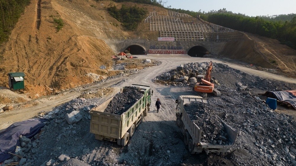 Hiện nay, b&ecirc;n cạnh hai mũi thi c&ocirc;ng độc lập hai ống hầm, Đ&egrave;o Cả cũng đang triển khai thi c&ocirc;ng 2 mũi thi c&ocirc;ng cầu; 8 mũi thi c&ocirc;ng phần đường, cống tho&aacute;t nước tại dự &aacute;n cao tốc Nghi Sơn - Diễn Ch&acirc;u.