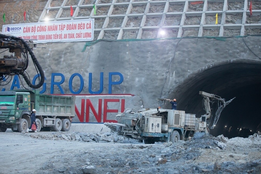 Theo thiết kế, hầm Trường Vinh gồm 2 ống hầm, mỗi ống 3 l&agrave;n xe, tốc độ thiết kế 80 km/giờ (giai đoạn ho&agrave;n thiện 100 km/giờ), khổ hầm 12.5m.