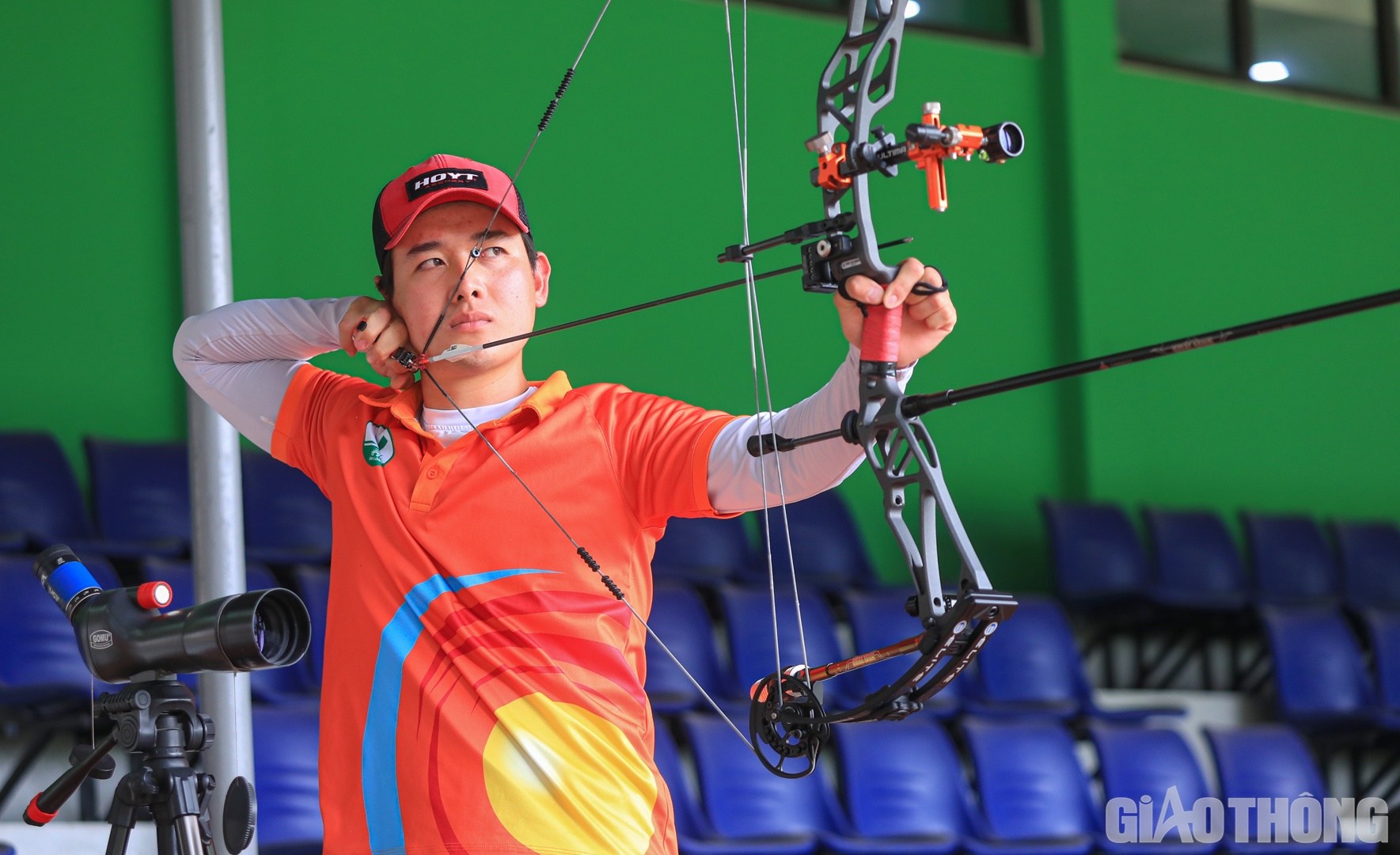 C&aacute;c vận động vi&ecirc;n cung 3 d&acirc;y tập trung cao độ trong mỗi lần bắn.