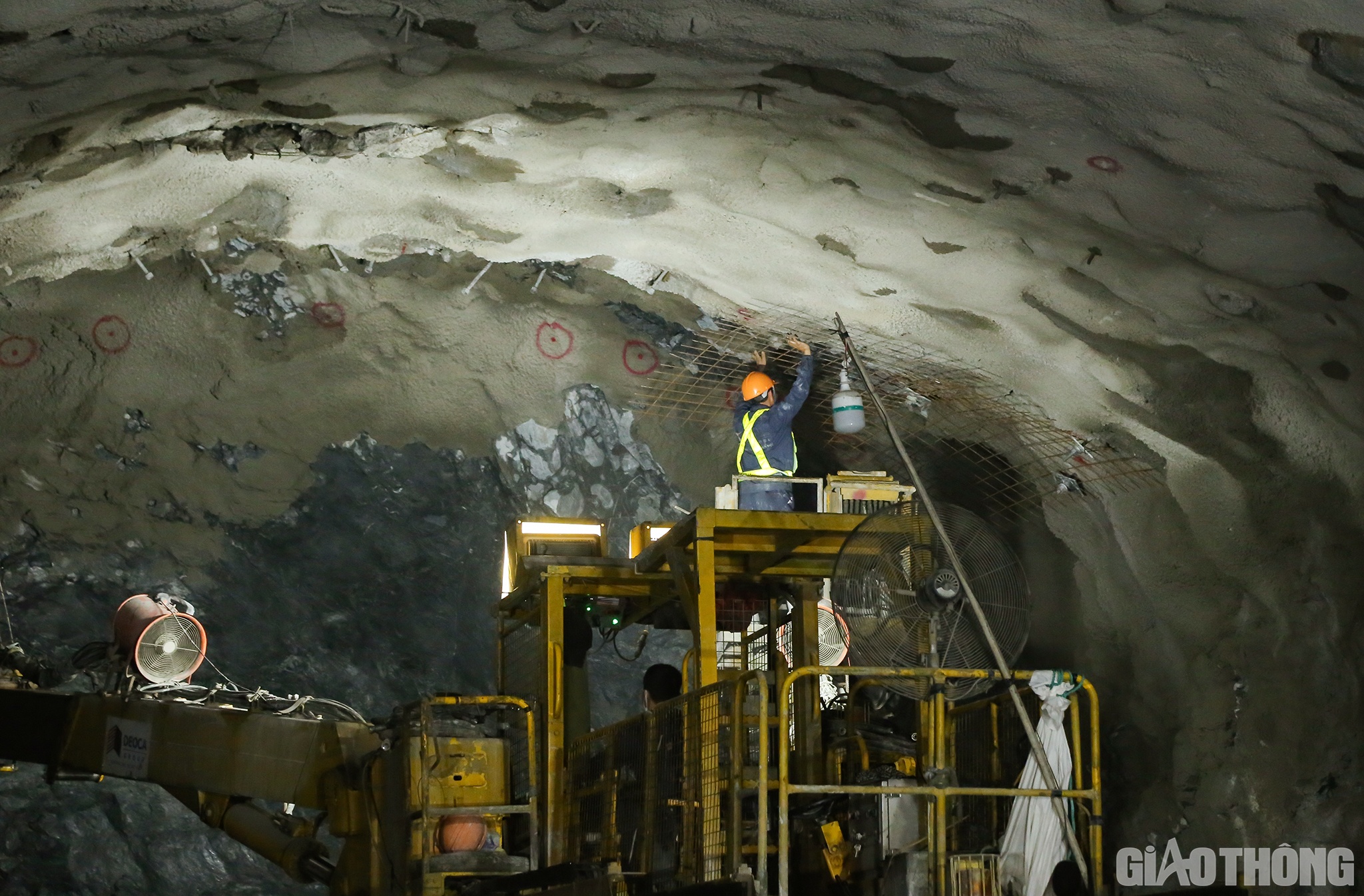 B&ecirc;n cạnh tăng m&aacute;y m&oacute;c, phương tiện nhiều vị tr&iacute; thuận lợi, c&aacute;c nh&agrave; thầu đ&atilde; thực hiện thi c&ocirc;ng 3 ca. Thậm ch&iacute; như hầm Trường Vinh hai tập đo&agrave;n l&agrave; Đ&egrave;o Cả v&agrave; Sơn Hải c&ograve;n thực hiện thi c&ocirc;ng 24h/24h, xuy&ecirc;n lễ, Tết.