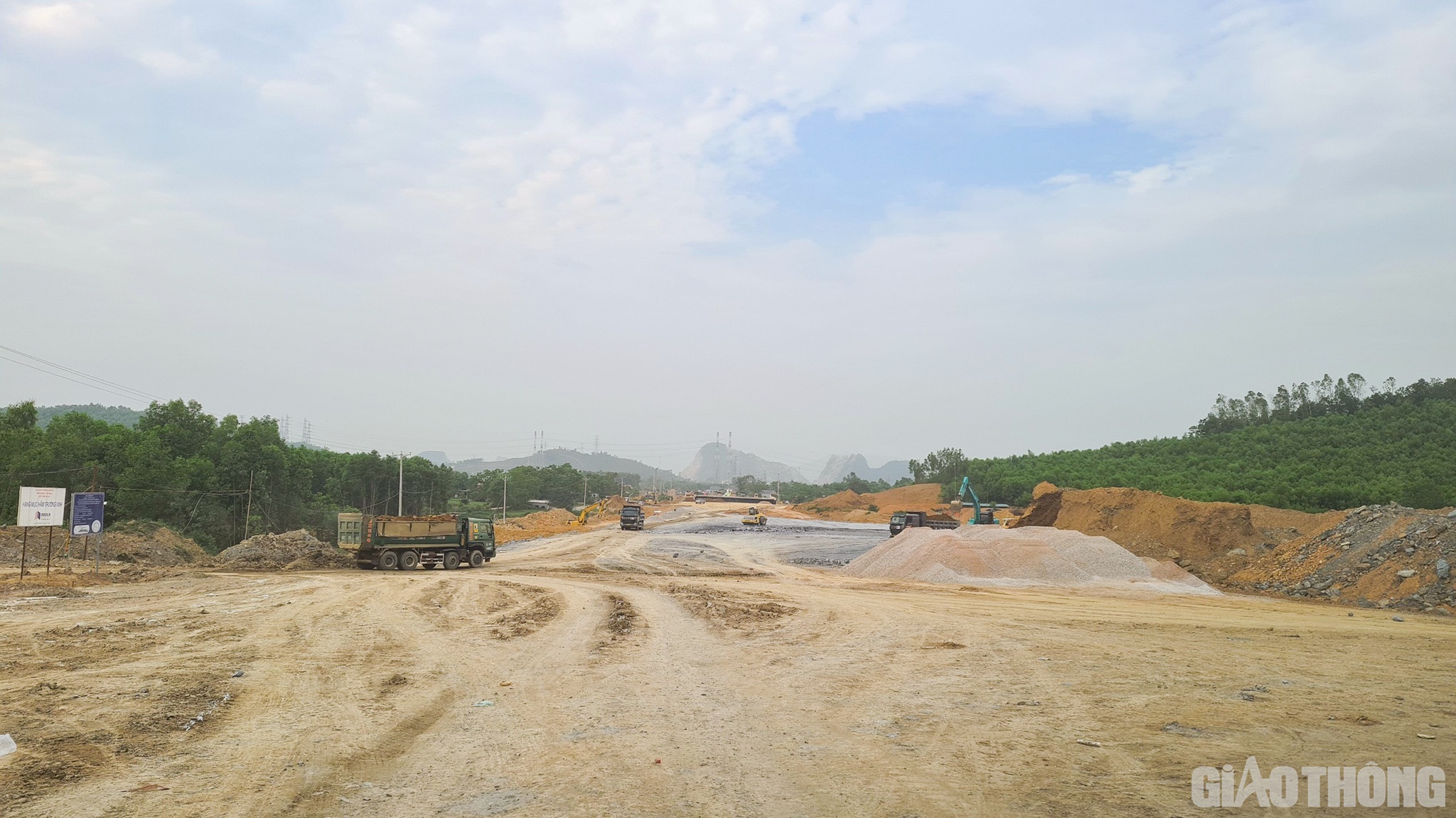 &Ocirc;ng Phạm Văn Minh - Ph&oacute; Gi&aacute;m đốc Ban QLDA 6 cho biết: Hiện tại, thời tiết đang thuận lợi, tất cả c&aacute;c mỏ đất phục vụ dự &aacute;n đều đ&atilde; đủ thủ tục v&agrave; tiến h&agrave;nh khai th&aacute;c. Để tăng tốc đ&agrave;o đắp hiện tại c&aacute;c nh&agrave; thầu đ&atilde; huy động tới 150 lu, hơn 170 m&aacute;y x&uacute;c, m&aacute;y ủi, phấn đấu 1 ng&agrave;y đắp được 40.000 m3. Tuy đ&acirc;y l&agrave; số lượng lớn nhưng để đảm bảo ho&agrave;n tất việc đắp nền trước m&ugrave;a mưa Ban đang chỉ đạo c&aacute;c nh&agrave; thầu phải tiếp tục tăng số m&aacute;y v&agrave; mũi thi c&ocirc;ng.