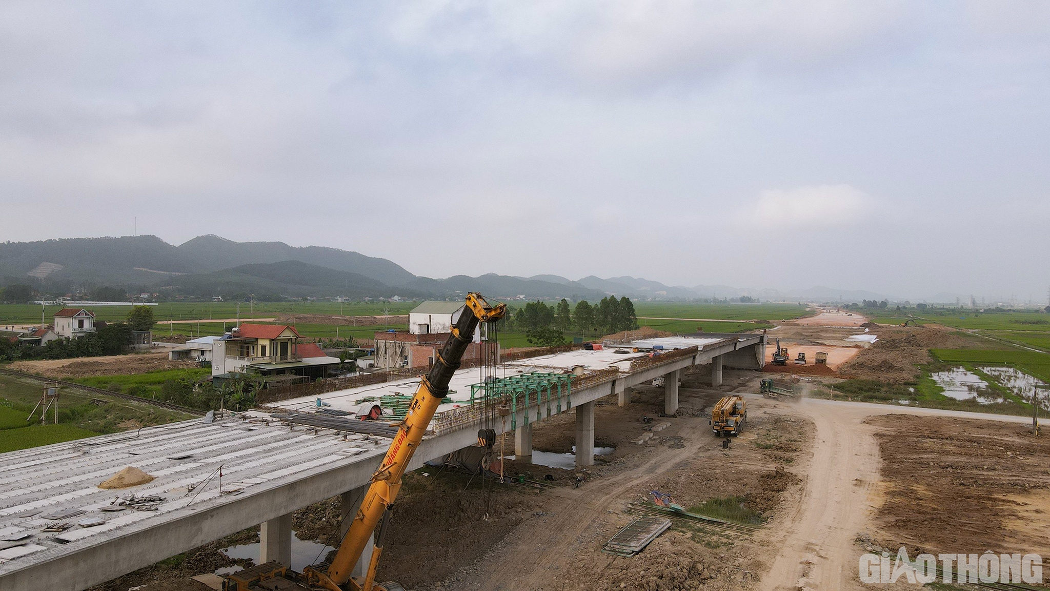 23/23 cầu tr&ecirc;n tuyến cũng đang trong qu&aacute; tr&igrave;nh thi c&ocirc;ng, ri&ecirc;ng cầu Quỳnh Lưu đ&atilde; g&aacute;c xong dầm, chuyển sang l&agrave;m mặt cầu. (Trong h&igrave;nh l&agrave; cầu Quỳnh Lưu)