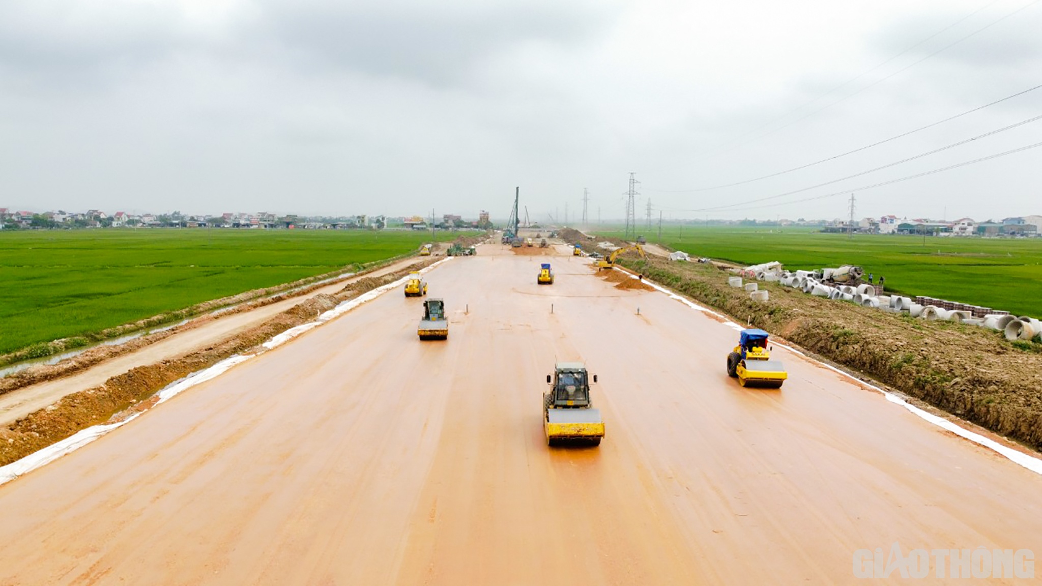 C&oacute; mặt tr&ecirc;n c&ocirc;ng trường thi c&ocirc;ng 2 dự &aacute;n th&agrave;nh phần n&agrave;y v&agrave;o những ng&agrave;y cuối th&aacute;ng 4/2022, PV ghi nhận khung cảnh thi đua lao động, sản xuất. H&agrave;ng trăm mũi thi c&ocirc;ng với cả ng&agrave;n c&aacute;n bộ, kỹ sư, c&ocirc;ng nh&acirc;n c&ugrave;ng nhiều m&aacute;y m&oacute;c hiện đại l&agrave;m việc khẩn trương, nhộn nhịp.