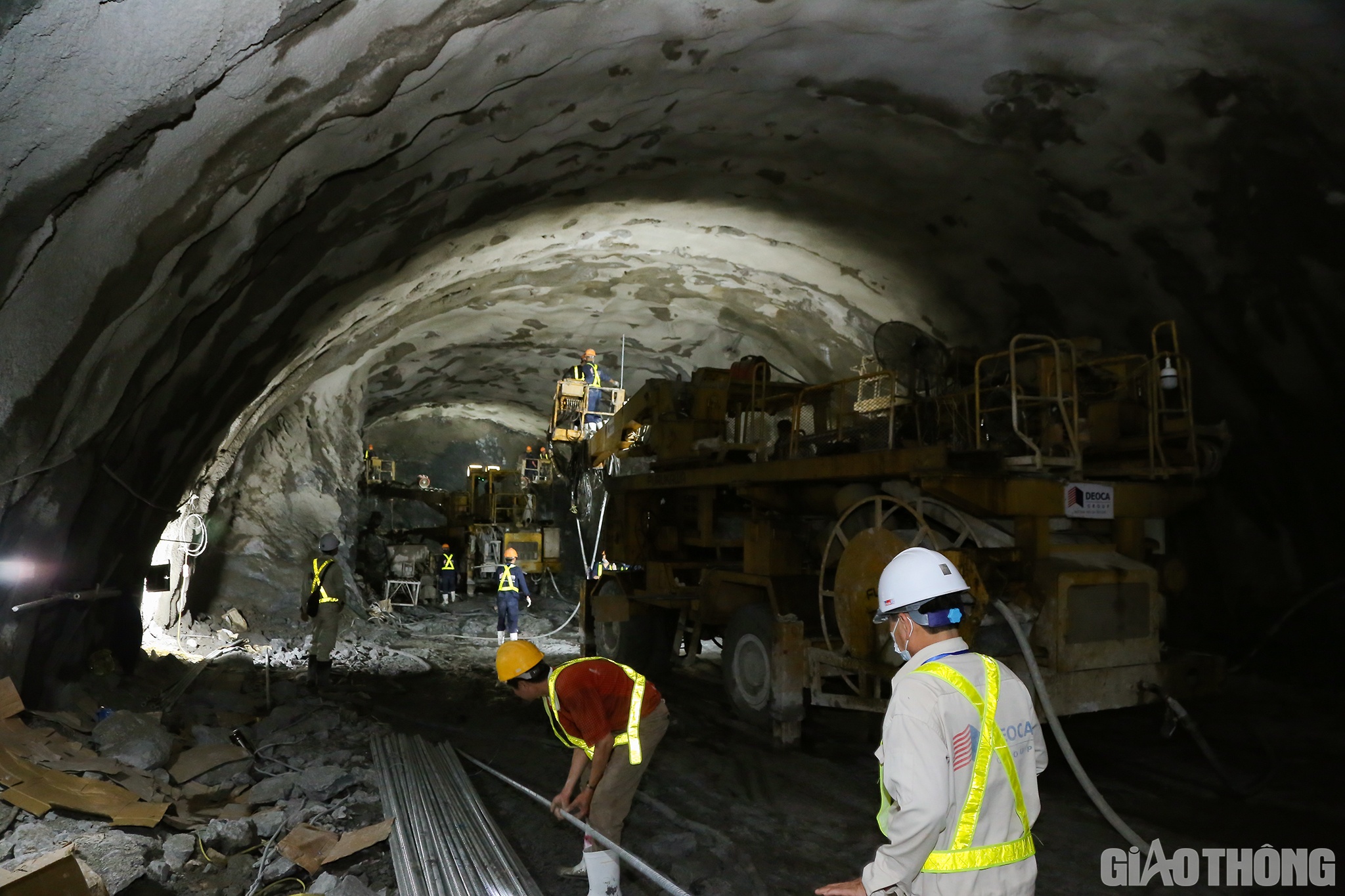 Đặc biệt hầm Trường Vinh đ&atilde; khoan được 800/900 m&eacute;t (87%). Đ&atilde; th&ocirc;ng ống hầm nh&aacute;nh tr&aacute;i v&agrave;o ng&agrave;y 26/4 v&agrave; đến giữa th&aacute;ng 5/2022 sẽ th&ocirc;ng ống hầm c&ograve;n lại.