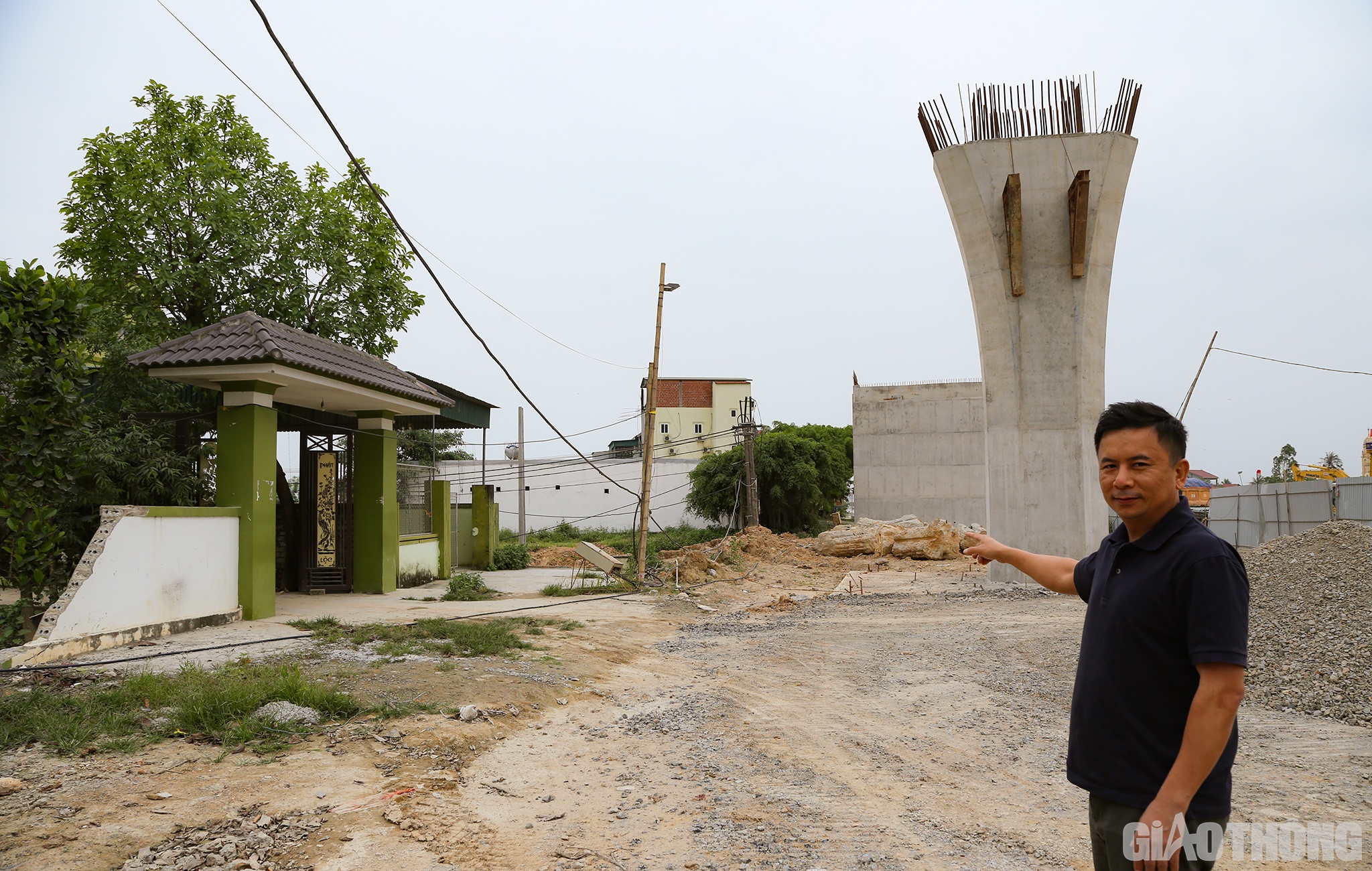 B&ecirc;n cạnh những điểm s&aacute;ng th&igrave; tr&ecirc;n c&ocirc;ng trường thi c&ocirc;ng 2 dự &aacute;n th&agrave;nh phần n&agrave;y vẫn c&ograve;n những vướng mắc. Điển h&igrave;nh nhất l&agrave; mặt bằng, hiện vẫn c&ograve;n nhiều vị tr&iacute; kh&oacute; chưa được giải quyết (Cầu vượt QL48 - Diễn Đo&agrave;i xong mố trụ nhưng chưa l&agrave;m được tường chắn đường dẫn v&igrave; vẫn vướng nh&agrave; d&acirc;n).