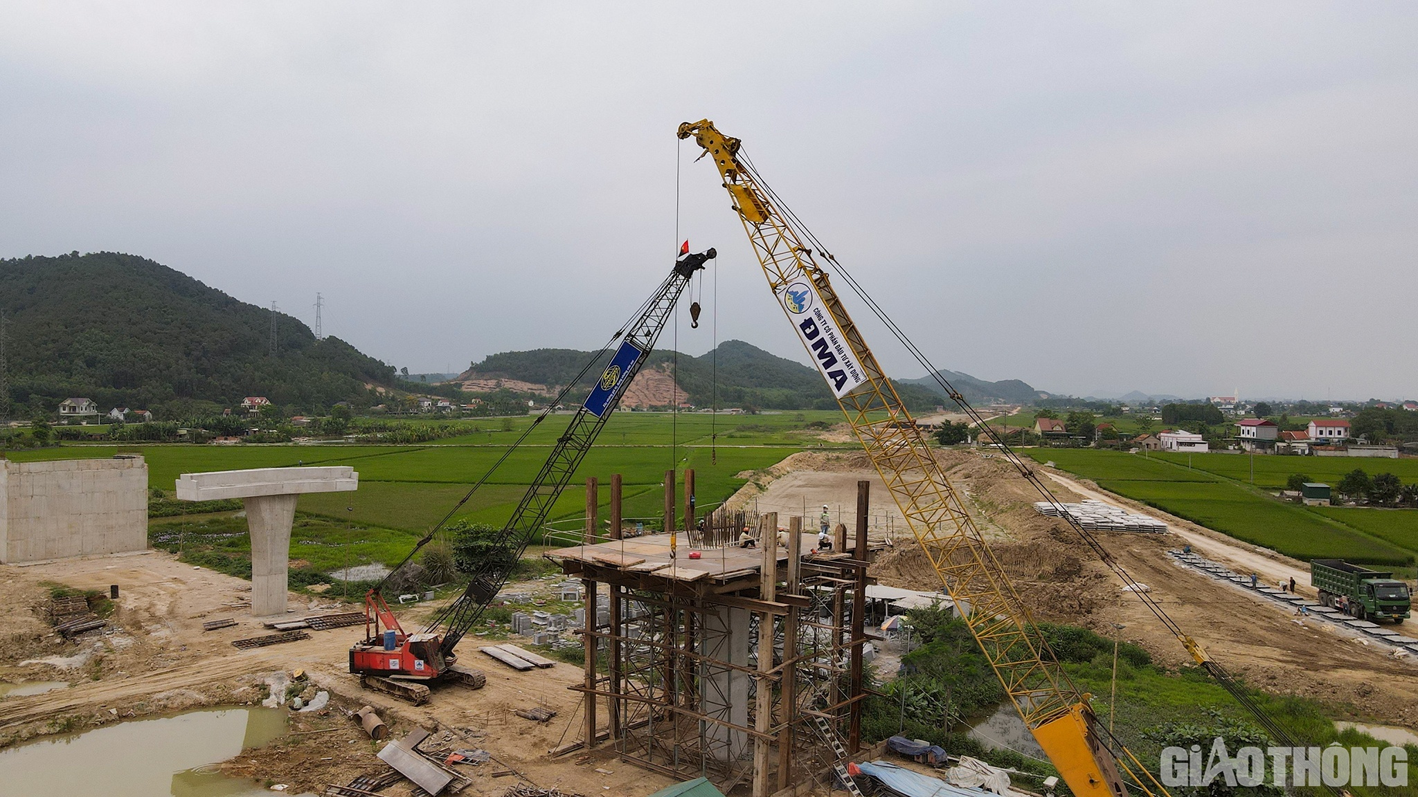 Dự &aacute;n đường bộ cao tốc Bắc - Nam đoạn qua tỉnh Nghệ An c&oacute; chiều d&agrave;i khoảng 87,84km, đi qua địa b&agrave;n TX Ho&agrave;ng Mai v&agrave; 5 huyện: Quỳnh Lưu, Y&ecirc;n Th&agrave;nh, Diễn Ch&acirc;u, Nghi Lộc v&agrave; Hưng Nguy&ecirc;n với 2 dự &aacute;n th&agrave;nh phần l&agrave; Nghi Sơn - Diễn Ch&acirc;u v&agrave; Diễn Ch&acirc;u - B&atilde;i Vọt.