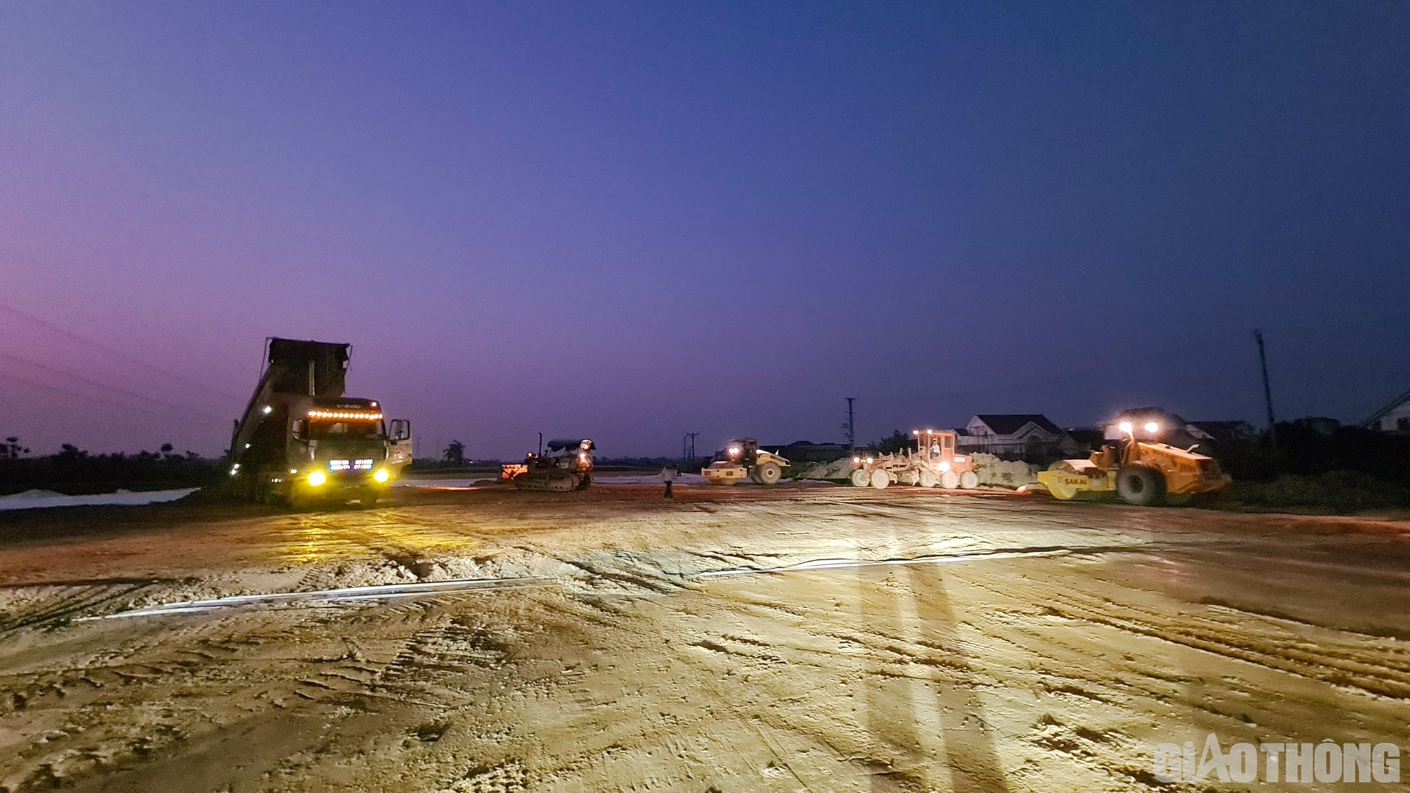 Tranh thủ thời tiết thuận lợi, c&aacute;c nh&agrave; thầu đ&atilde; l&agrave;m th&ecirc;m ca đ&ecirc;m. Đến nay đắp được 2,1/6,6 triệu khối đất (tương đương 32%); xử l&yacute; đất yếu bằng bấc thấm v&agrave; giếng c&aacute;t được 1,2/1,48 triệu m&eacute;t d&agrave;i (81%).