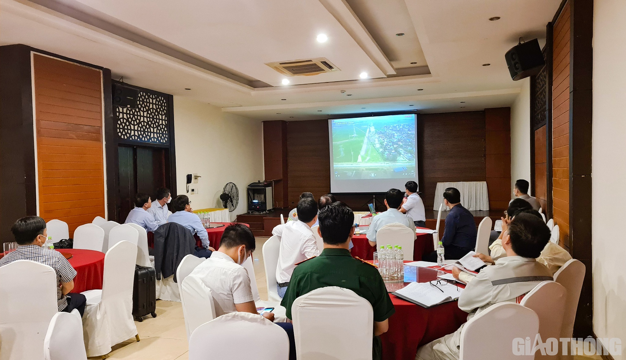 C&ocirc;ng t&aacute;c kiểm tra, gi&aacute;m s&aacute;t của Bộ GTVT cũng được đổi mới. (L&atilde;nh đạo Bộ, Ban QLDA, c&aacute;c cục xem v&agrave; đối chiếu video flycam từng th&aacute;ng. Sau đ&oacute; chọn điểm căng về đường găng tiến độ để kiểm tra thực tế, t&igrave;m phương &aacute;n đẩy nhanh).