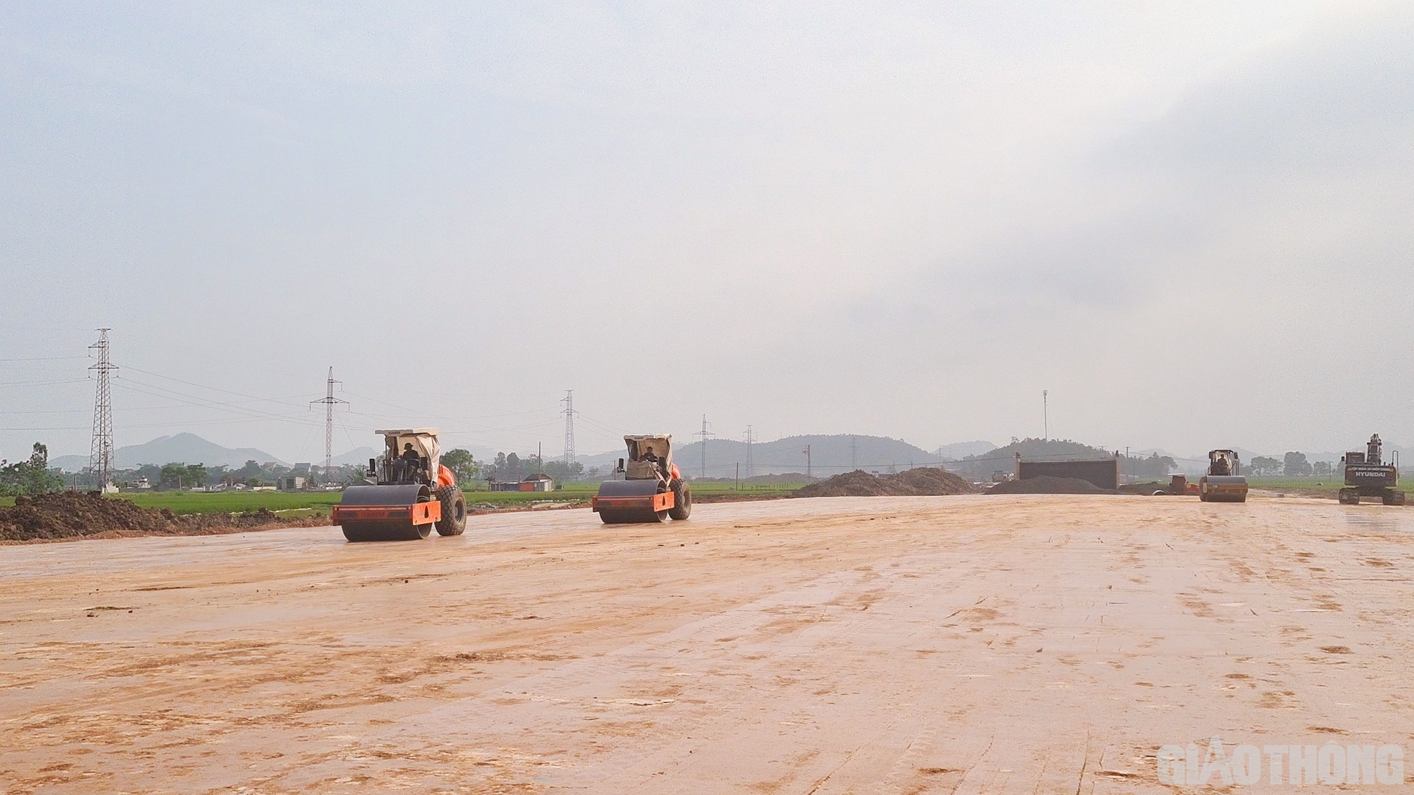 C&ograve;n tại dự &aacute;n th&agrave;nh phần Nghi Sơn - Diễn Ch&acirc;u, hiện tại c&aacute;c nh&agrave; thầu ở 4 g&oacute;i x&acirc;y lắp đ&atilde; thi c&ocirc;ng đạt gi&aacute; trị tương đương 1.190/4.395 tỷ đồng, đạt 27% khối lượng dự &aacute;n.