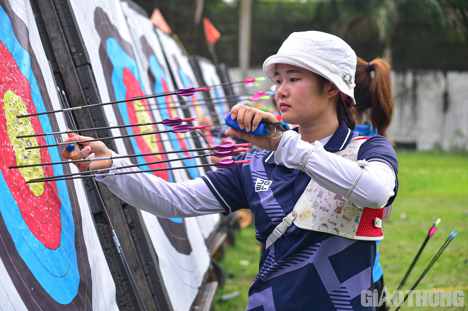 Người h&acirc;m mộ đang chờ đợi những "mũi t&ecirc;n v&agrave;ng" của c&aacute;c vận động vi&ecirc;n tại kỳ SEA Games được tổ chức ngay tr&ecirc;n s&acirc;n nh&agrave;.