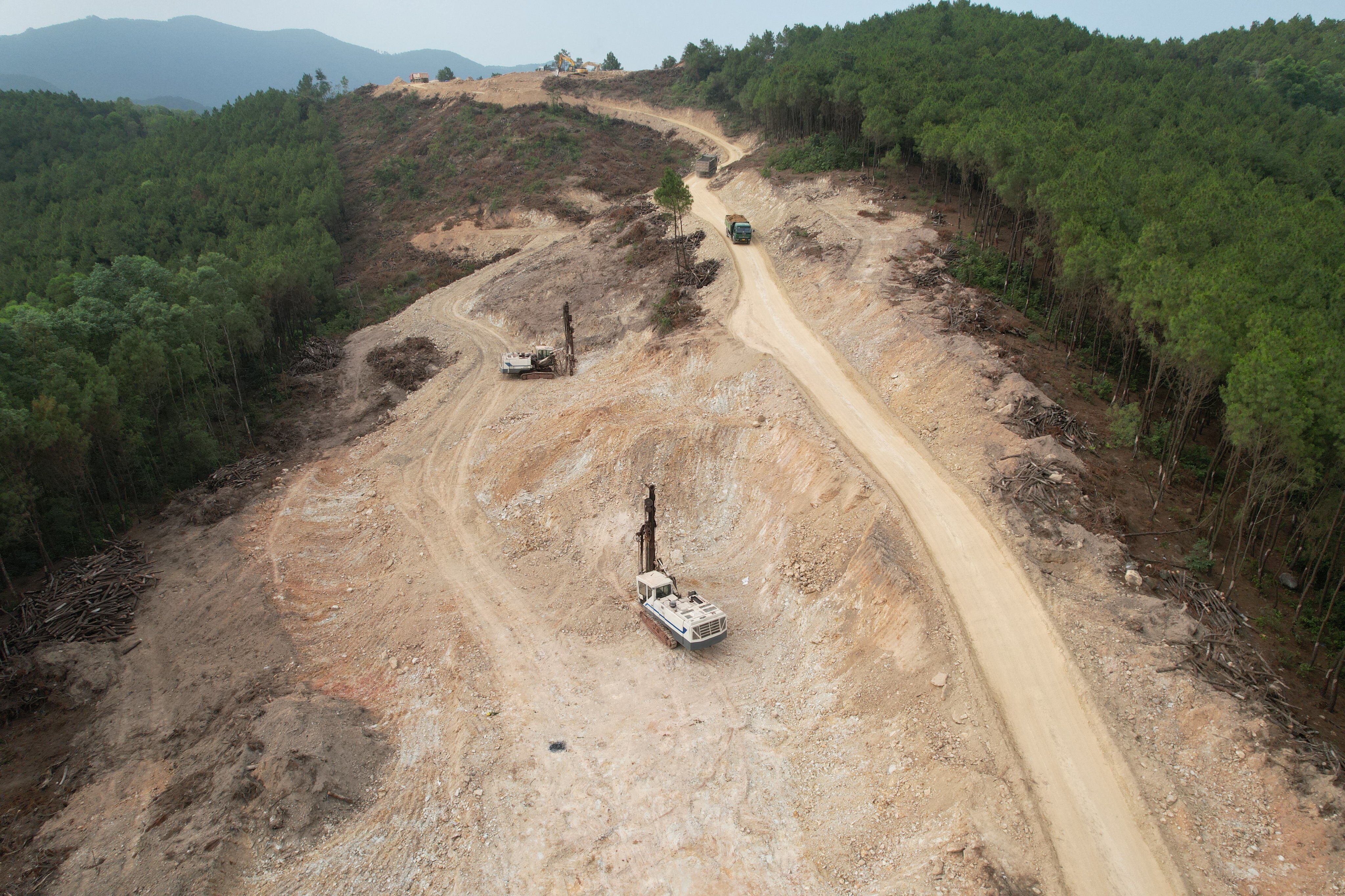 Xe n&uacute;i bạt đồi l&agrave;m cầu dẫn tới hầm Thần Vũ.