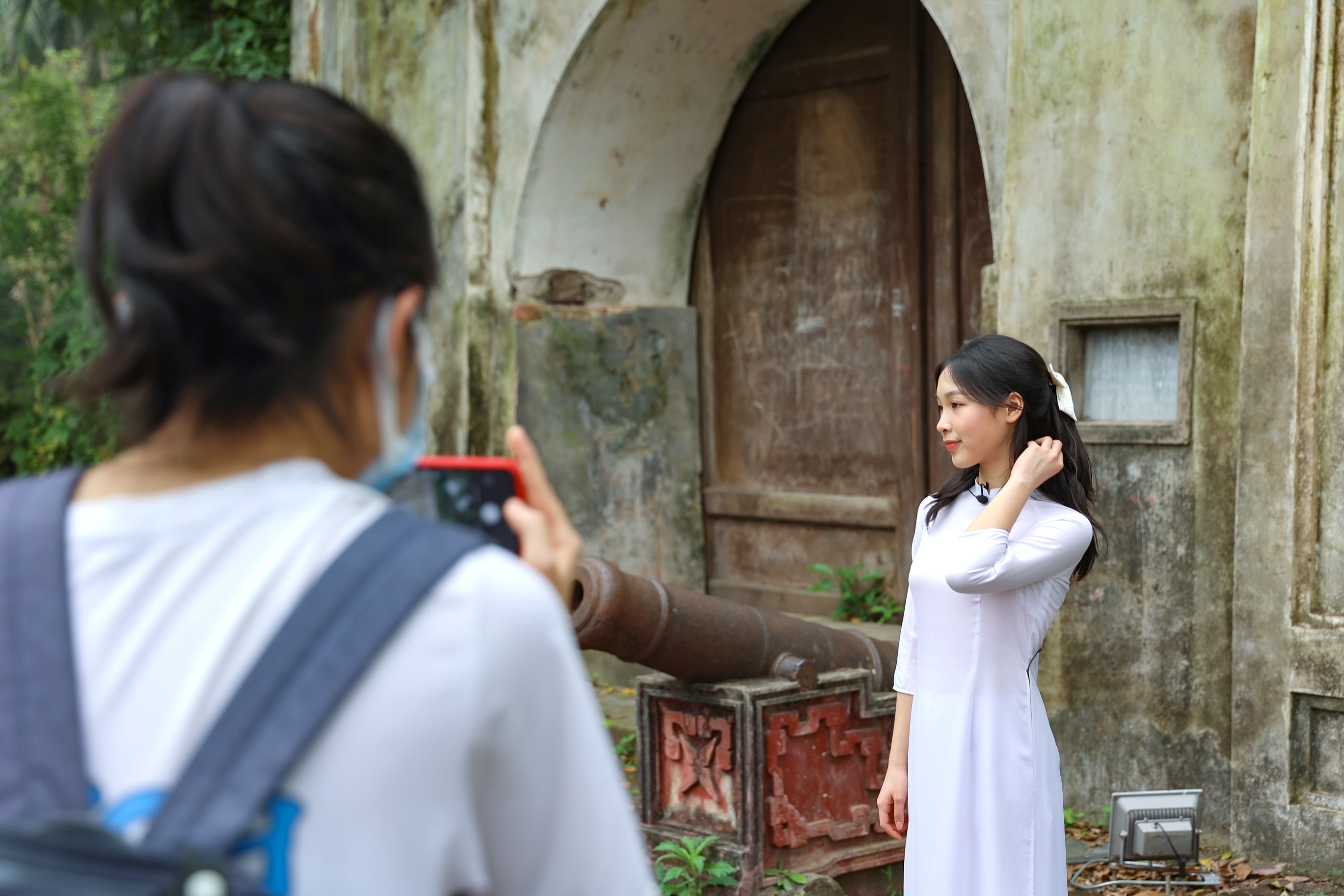 Khi chưa trở th&agrave;nh phố đi bộ, Th&agrave;nh cổ Sơn T&acirc;y đ&atilde; cũng thu h&uacute;t số lượng kh&ocirc;ng nhỏ du kh&aacute;ch thập phương.