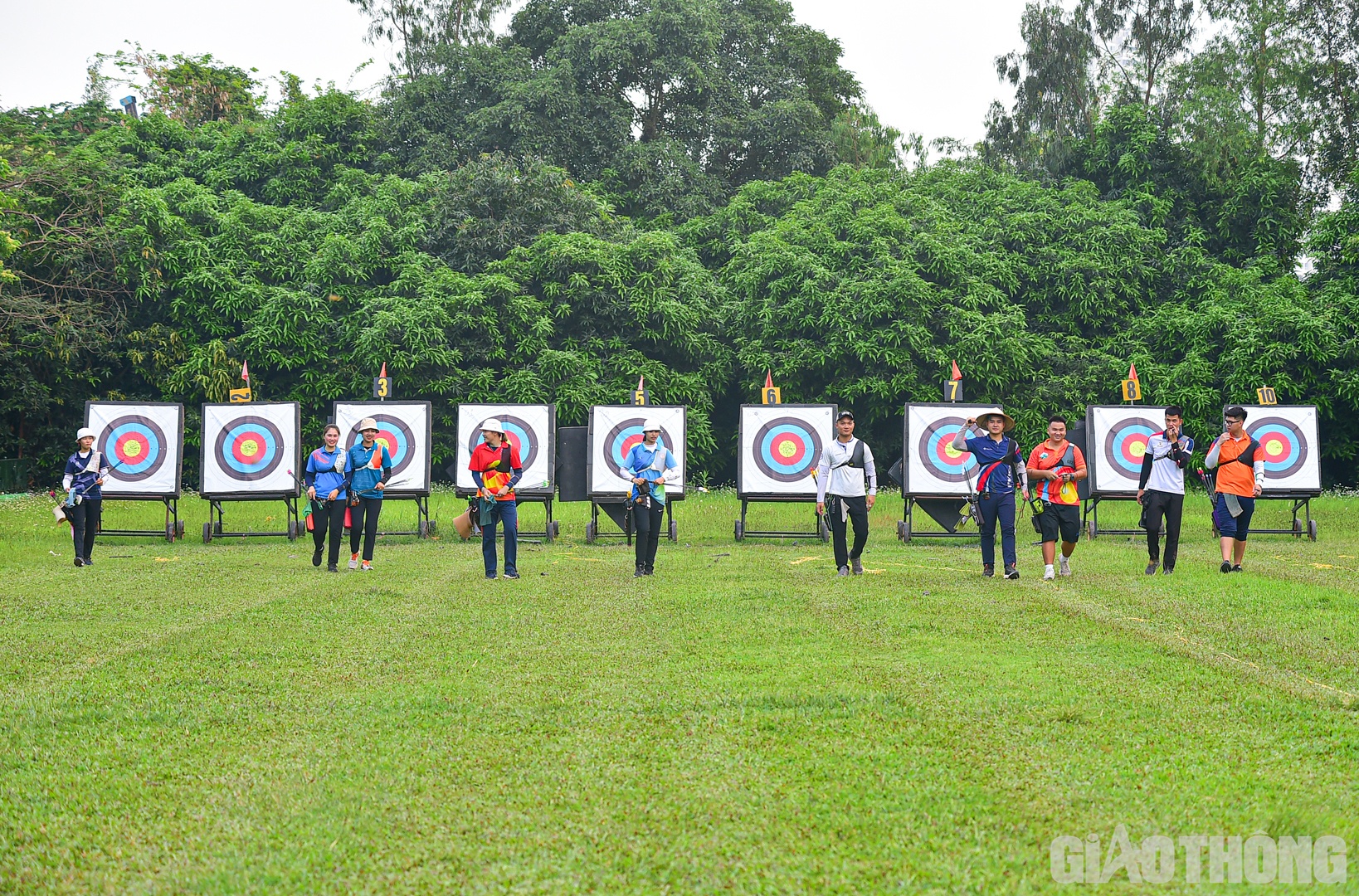SEA Games 31 chỉ c&ograve;n nửa th&aacute;ng nữa sẽ diễn ra n&ecirc;n đ&acirc;y l&agrave; thời điểm "chạy nước r&uacute;t" của c&aacute;c vận động vi&ecirc;n đội tuyển bắn cung Việt Nam.