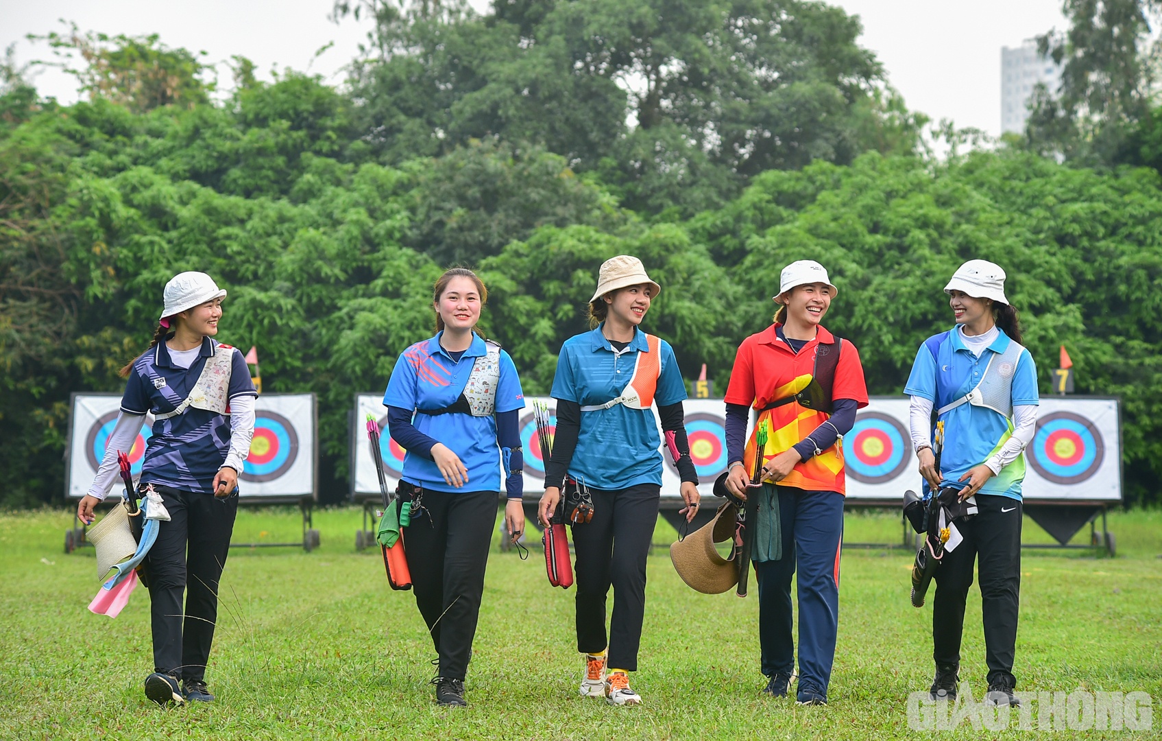 Nụ cười của c&aacute;c nữ cung thủ sau buổi tập.