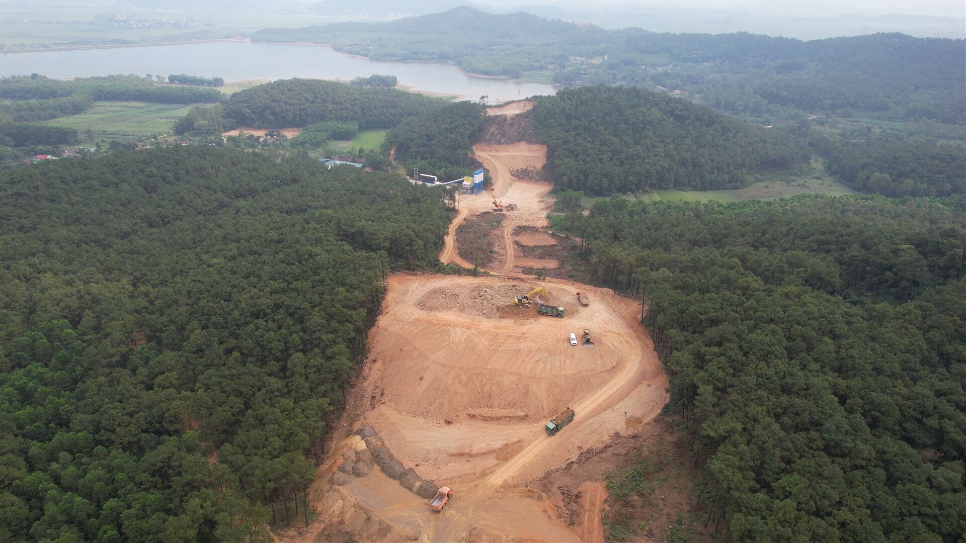 Cắt n&uacute;i băng rừng l&agrave;m cầu Thần Vũ 2.