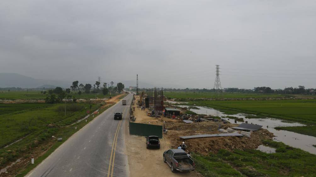 Nh&agrave; thầu tiến h&agrave;nh thi c&ocirc;ng cầu vượt n&uacute;t giao QL8 - điểm cuối c&ugrave;ng của dự &aacute;n cao tốc đoạn Diễn Ch&acirc;u - B&atilde;i Vọt.