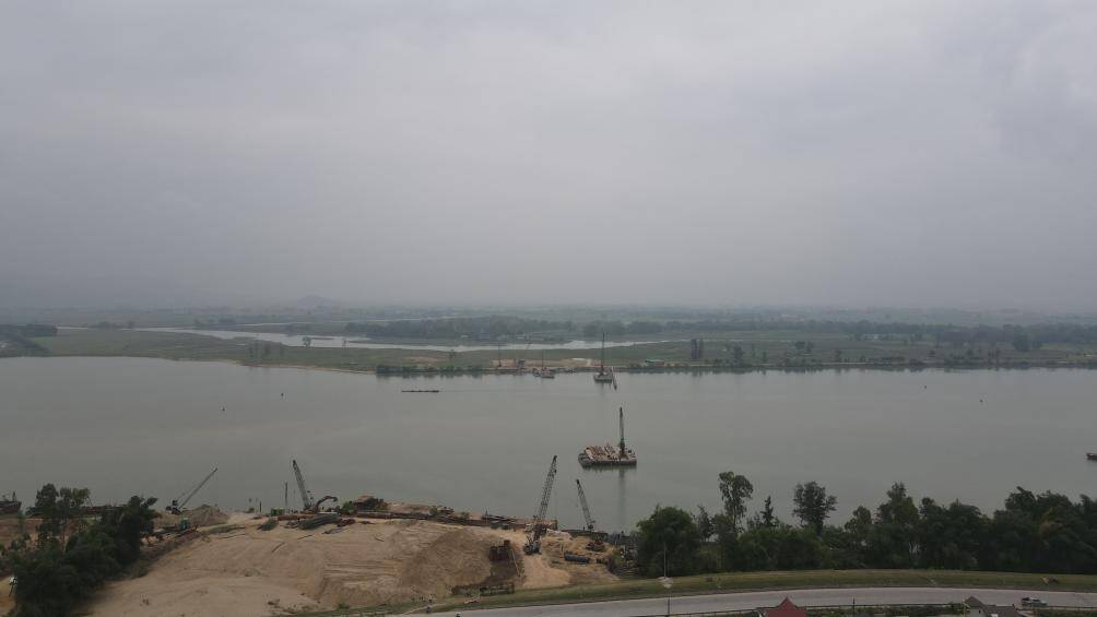 D&ugrave;ng s&agrave; lan, hệ nổi thi c&ocirc;ng cầu Hưng Đức vượt s&ocirc;ng Lam v&agrave; nh&aacute;nh s&ocirc;ng La nối Nghệ An với H&agrave; Tĩnh.