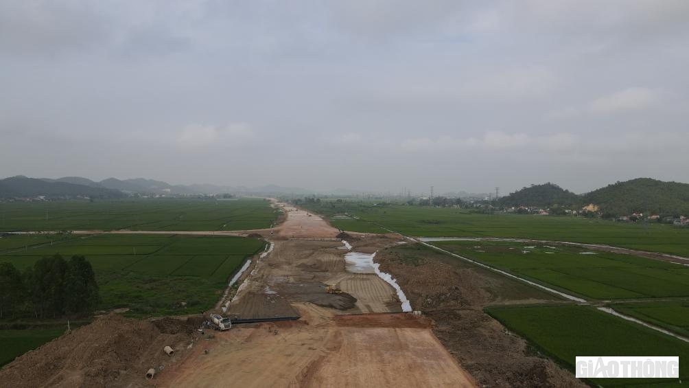 Đến nay gần như to&agrave;n tuyến, c&aacute;c nh&agrave; thầu đ&atilde; tiến h&agrave;nh b&oacute;c hữu cơ, định h&igrave;nh tuyến (Đoạn cao tốc nối huyện Quỳnh Lưu v&agrave; Diễn Ch&acirc;u).