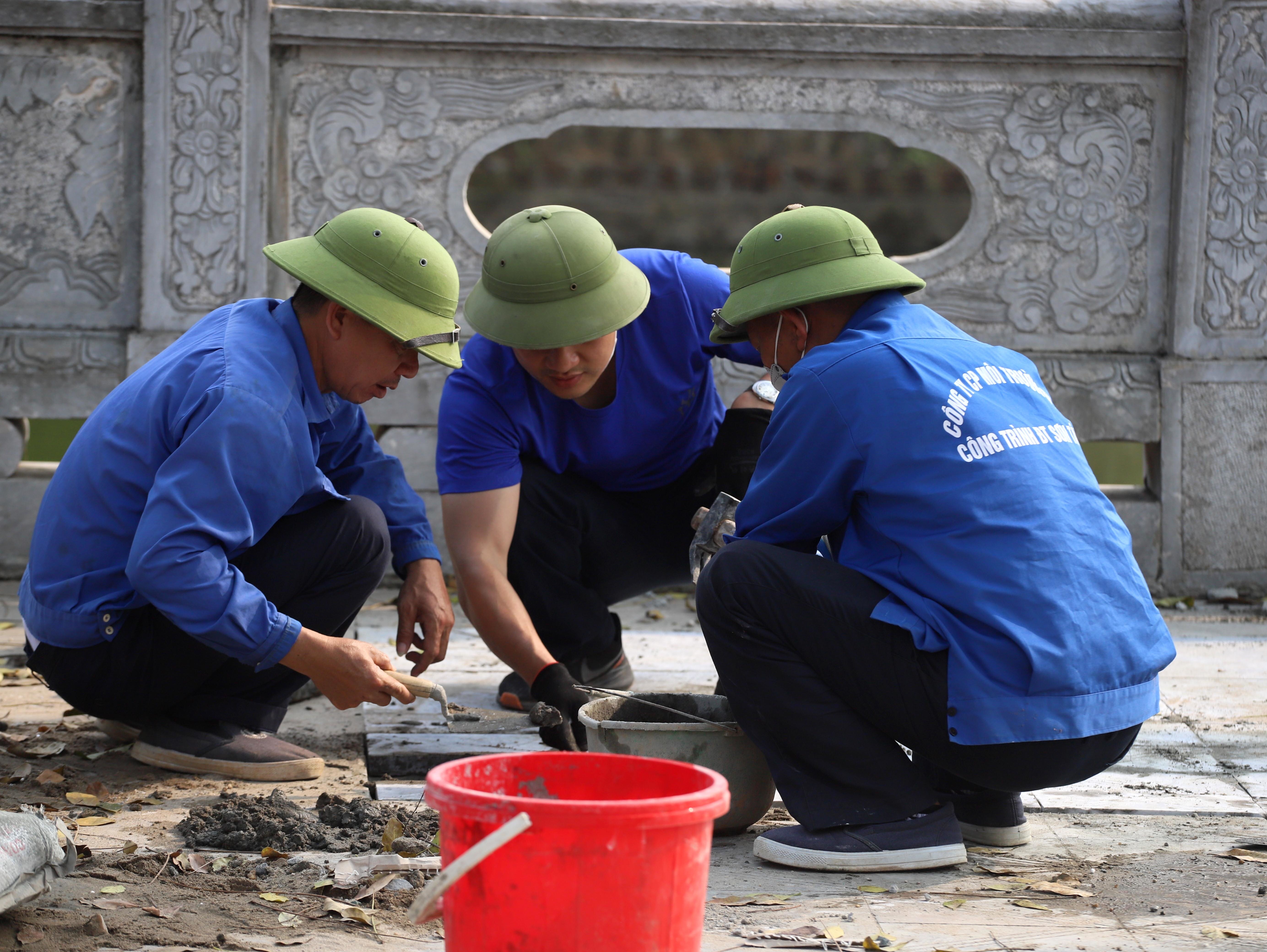 Hạng mục đ&aacute; vỉa h&egrave; đang được gấp r&uacute;t ho&agrave;n thiện.