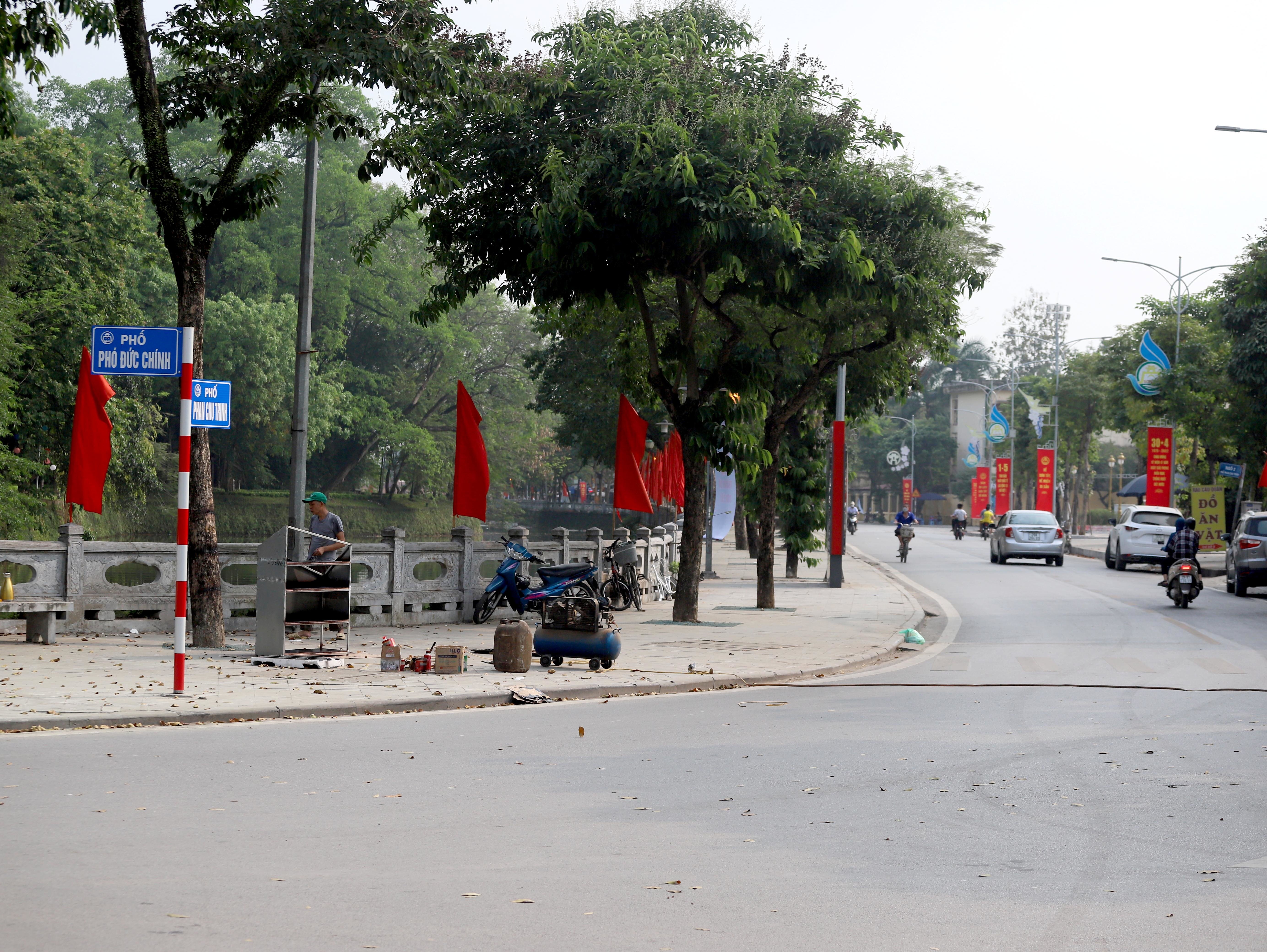 &Ocirc;ng Nguyễn Đăng Thạo - Ph&oacute; ban Thường trực tuyến phố đi bộ Th&agrave;nh cổ Sơn T&acirc;y cho biết, c&aacute;c hoạt động ch&iacute;nh diễn ra tr&ecirc;n tuyến phố đi bộ gồm:
Hoạt động thể thao đường phố: T&acirc;ng b&oacute;ng nghệ thuật, patin, v&aacute;n trượt, xe đạp X-game, dance Sport...
Nghệ thuật đường phố: D&acirc;n vũ quốc tế, k&yacute; họa, thư ph&aacute;p, cờ người, nh&oacute;m nhạc đường phố, ảo thuật, nghệ thuật truyền thống của 54 d&acirc;n tộc Việt Nam...
M&ocirc; h&igrave;nh mới: Rối nước, ch&egrave;o thuyền h&agrave;o Th&agrave;nh cổ, Mobile Home...