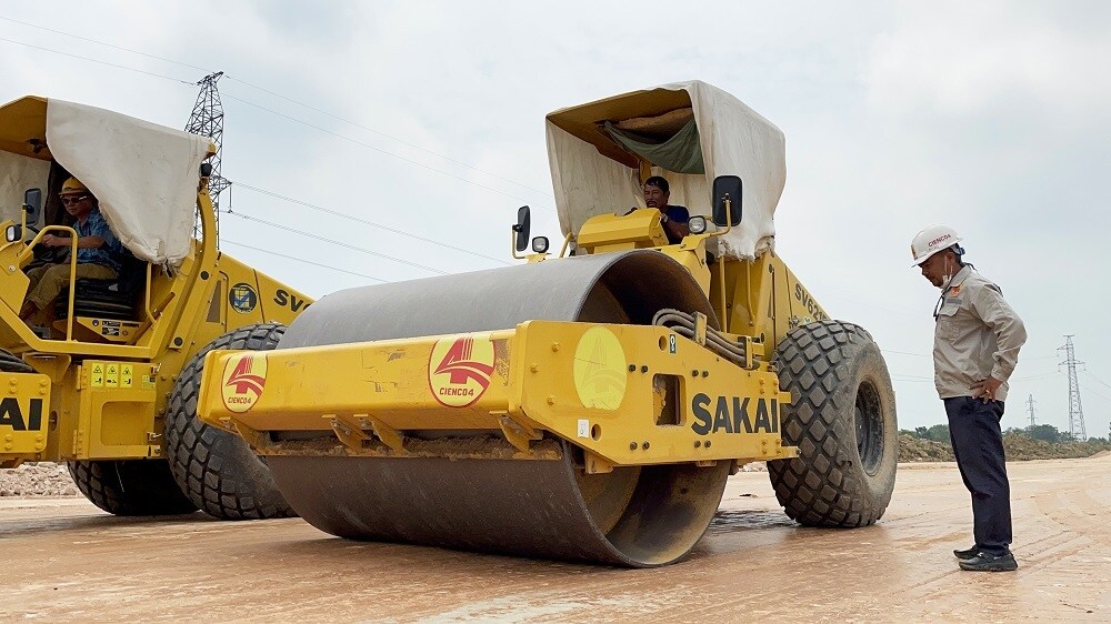 C&ocirc;ng t&aacute;c thi c&ocirc;ng nền đường tại dự &aacute;n th&agrave;nh phần Nghi Sơn - Diễn Ch&acirc;u được đội ngũ kỹ sư của Tập đo&agrave;n Cienco4 gi&aacute;m s&aacute;t chặt chẽ, đảm bảo mục ti&ecirc;u tăng tốc tiến độ nhưng vẫn đảm bảo chất lượng thi c&ocirc;ng.