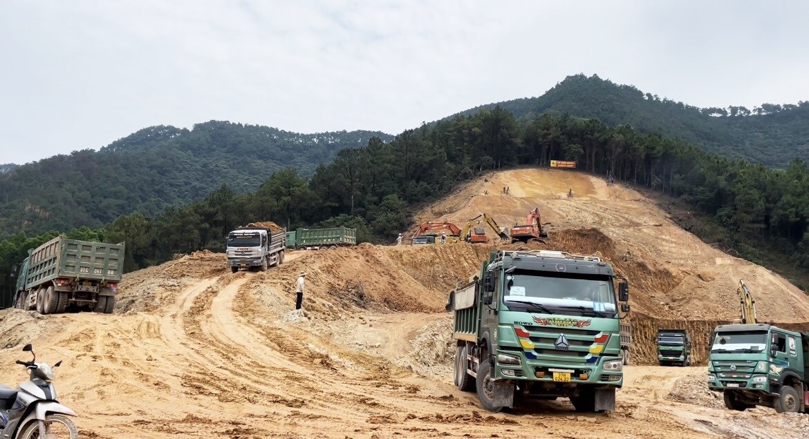Những ng&agrave;y cuối th&aacute;ng 4/2022, c&ocirc;ng trường thi c&ocirc;ng hầm Thần Vũ nh&aacute;nh tr&aacute;i ph&iacute;a Bắc thuộc dự &aacute;n cao tốc Bắc - Nam đoạn Diễn Ch&acirc;u - B&atilde;i Vọt do C&ocirc;ng ty CP Tập đo&agrave;n Cienco4 đảm nhận rầm rập phương tiện thi c&ocirc;ng sau khi được cấp c&oacute; thẩm quyền địa phương b&agrave;n giao mặt bằng từng phần phục vụ thi c&ocirc;ng.