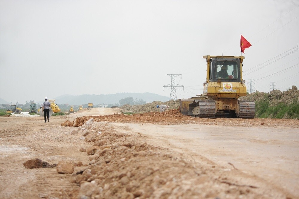 Tại dự &aacute;n th&agrave;nh phần Nghi Sơn - Diễn Ch&acirc;u, g&oacute;i thầu XL04 do Tập đo&agrave;n Cienco4 đứng đầu li&ecirc;n danh cũng tăng sự nhộn nhịp thi c&ocirc;ng khi mới được &ldquo;tiếp lửa&rdquo; nguồn vật liệu.