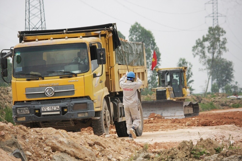 Thế nhưng, một th&aacute;ng trở lại đ&acirc;y, mỏ Diễn Y&ecirc;n được cấp ph&eacute;p khai th&aacute;c, Sản lượng khai th&aacute;c đất đắp thi c&ocirc;ng nền đường của Cienco4 tăng l&ecirc;n 5.000 m3/ng&agrave;y. Sản lượng thi c&ocirc;ng của Cienco4 đ&atilde; đạt khoảng 25%, cơ bản đ&aacute;p ứng tiến độ theo đ&uacute;ng kế hoạch.