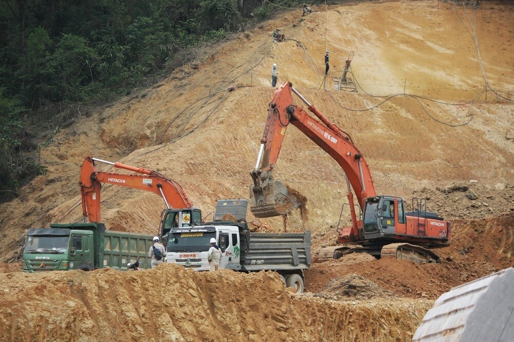 &Ocirc;ng Nguyễn Mạnh H&ugrave;ng, Gi&aacute;m đốc điều h&agrave;nh g&oacute;i thầu số XL-03 thuộc nh&agrave; thầu C&ocirc;ng ty CP Tập đo&agrave;n Cienco4 cho biết, tại g&oacute;i thầu n&agrave;y, b&ecirc;n cạnh thi c&ocirc;ng 567m/1.100m nh&aacute;nh tr&aacute;i ph&iacute;a Bắc hầm Thần Vũ, Cienco4 c&ograve;n phụ tr&aacute;ch thực hiện  6 km đường v&agrave; 5 cầu. Tổng gi&aacute; trị hợp đồng l&agrave; 1.269 tỷ đồng.