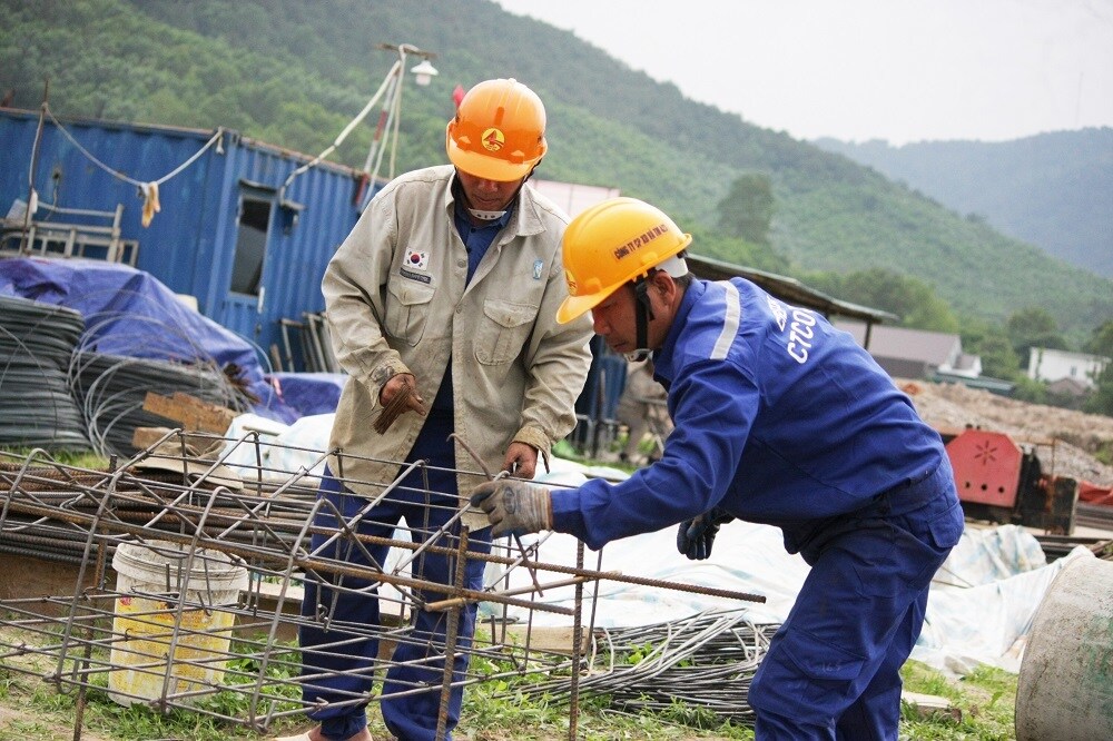 Để đảm bảo tiến độ theo kế hoạch điều chỉnh đ&atilde; được Bộ GTVT chấp thuận đối với dự &aacute;n Diễn Ch&acirc;u - B&atilde;i Vọt, Tập đo&agrave;n Cienco4 đ&atilde; huy động hơn 100 kỹ sư, c&ocirc;ng nh&acirc;n c&ugrave;ng hơn 30 đầu m&aacute;y, thiết bị tổ chức th&agrave;nh 6 mũi thi c&ocirc;ng. Sản lượng thi c&ocirc;ng đ&atilde; đạt hơn 40 tỷ đồng. Trong năm 2022, gi&aacute; trị sản lượng Cienco4 thực hiện tại g&oacute;i thầu XL3 dự &aacute;n th&agrave;nh phần Diễn Ch&acirc;u - B&atilde;i Vọt ước khoảng 500 tỷ đồng.