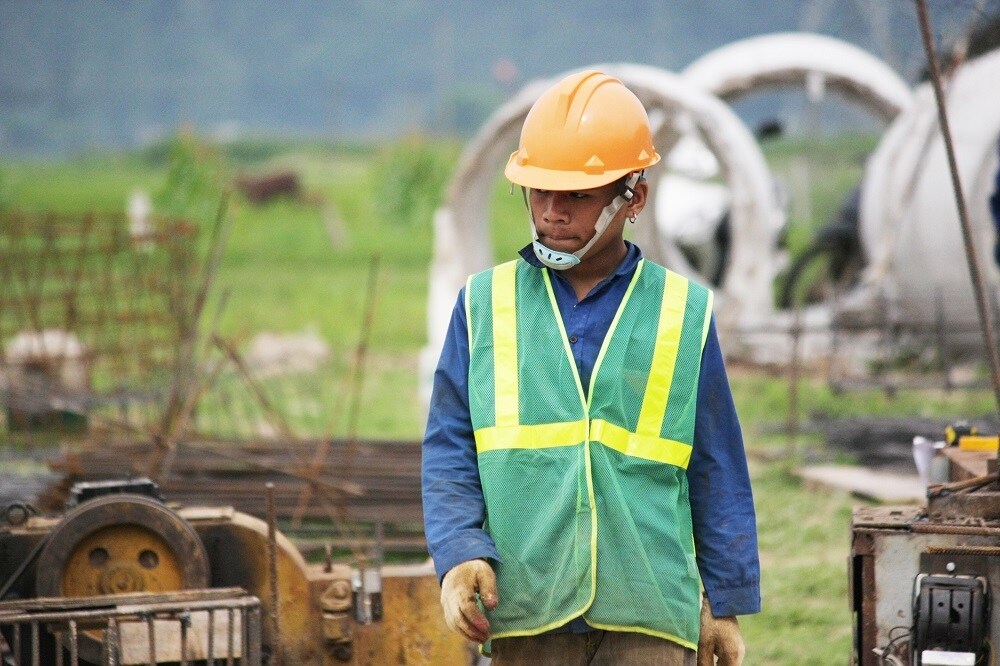 Để chạy đua tiến độ theo y&ecirc;u cầu của Ch&iacute;nh phủ v&agrave; Bộ GTVT, h&agrave;ng ngh&igrave;n c&ocirc;ng nh&acirc;n, kỹ sư của Tập đo&agrave;n Cienco4 đ&atilde; g&aacute;c nỗi niềm ri&ecirc;ng, xa gia đ&igrave;nh trong nhiều th&aacute;ng nay, quyết t&acirc;m b&aacute;m c&ocirc;ng trường ng&agrave;y, đ&ecirc;m, gia tăng sản lượng thi c&ocirc;ng v&agrave; khối lượng giải ng&acirc;n từng ng&agrave;y.