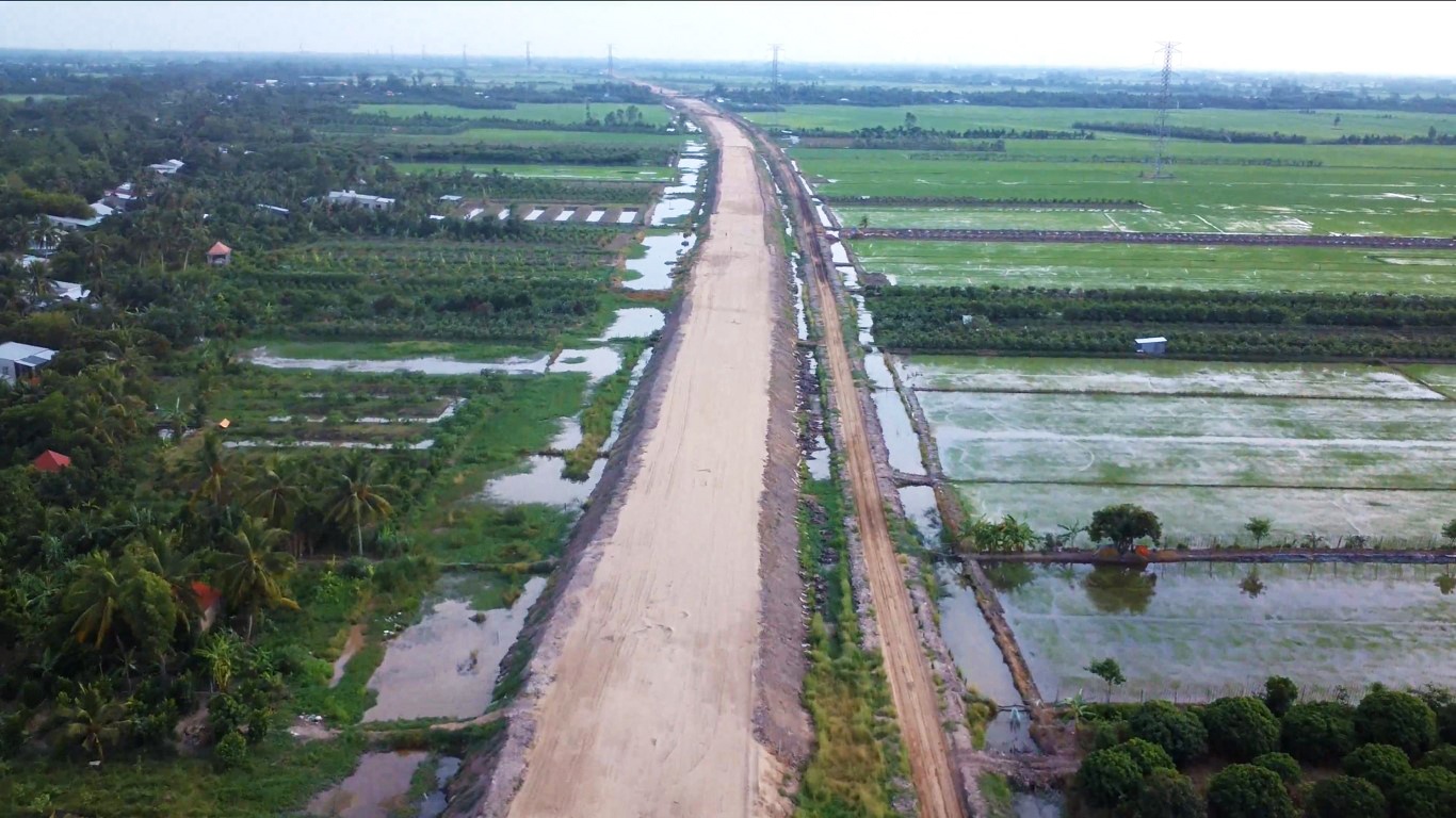 B&ecirc;n cạnh c&aacute;c dự &aacute;n th&agrave;nh phần cao tốc Bắc - Nam giai đoạn 1, Tập đo&agrave;n Cienco4 cũng đang tham gia thi c&ocirc;ng g&oacute;i thầu XL02 dự &aacute;n ĐTXD đường cao tốc Mỹ Thuận - Cần Thơ với tổng gi&aacute; trị hợp đồng hơn 705 tỷ đồng. Mặc d&ugrave; dự &aacute;n chịu ảnh hưởng rất lớn bởi đại dịch Covid -19 v&agrave; biến động gi&aacute; vật liệu (c&aacute;t tăng khoảng 25%, th&eacute;p tăng khoảng 45%), song, Cienco4  vẫn bố tr&iacute; đầy đủ nguồn lực, thực hiện phần khối lượng phụ tr&aacute;ch đạt hơn 45% ở thời điểm hiện tại.