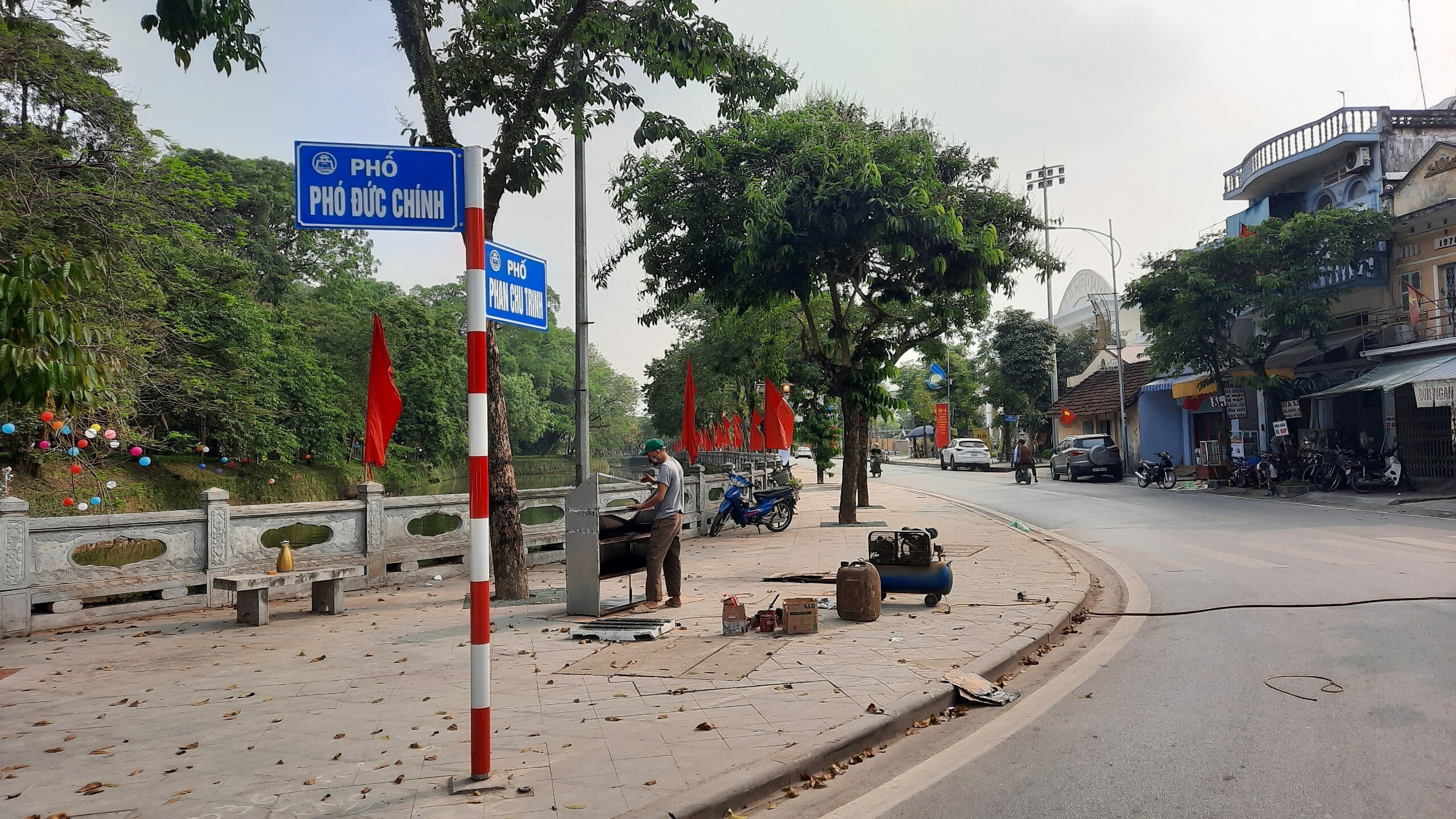 Phạm vi hoạt động của tuyến phố đi bộ l&agrave; phố Ph&oacute; Đức Ch&iacute;nh - Phan Chu Trinh - Nguyễn Th&aacute;i Học với điểm đầu l&agrave; cổng cũ UBND Thị x&atilde; Sơn T&acirc;y v&agrave; điểm cuối l&agrave; ng&atilde; ba Quang Trung - Nguyễn Th&aacute;i Học (cầu cửa Tiền), với tổng chiều d&agrave;i khoảng 820m; tổng diện t&iacute;ch khoảng 34.550m.