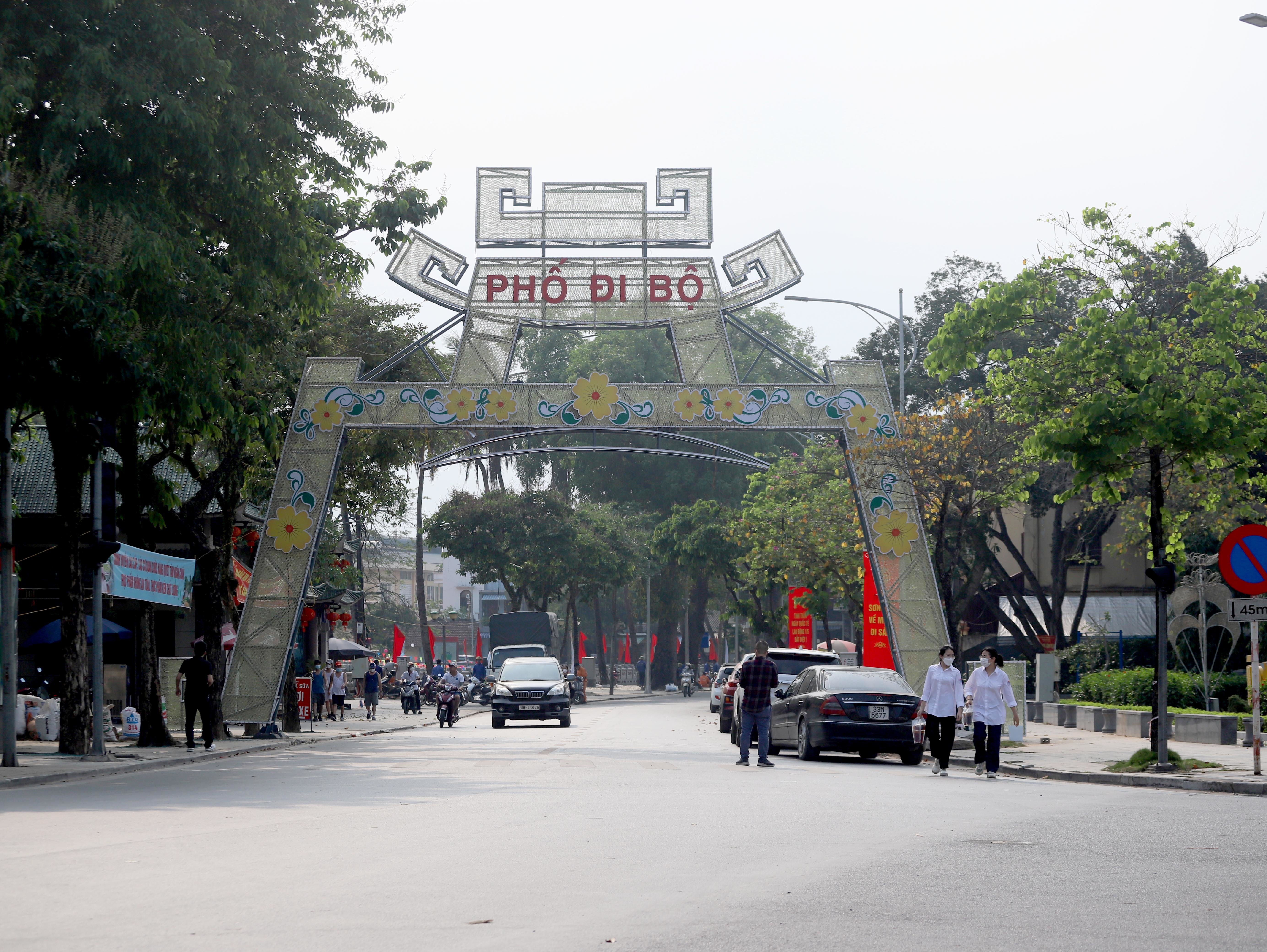 Dự kiến v&agrave;o dịp nghỉ lễ 30/4-1/5 tới đ&acirc;y, tuyến phố đi bộ xung quanh Th&agrave;nh cổ Sơn T&acirc;y (Thị x&atilde; Sơn T&acirc;y, TP H&agrave; Nội) sẽ ch&iacute;nh thức hoạt động từ 19h thứ bảy đến 12h chủ nhật h&agrave;ng tuần. Đ&acirc;y l&agrave; kh&ocirc;ng gian đi bộ thứ tư của TP H&agrave; Nội được h&igrave;nh th&agrave;nh sau kh&ocirc;ng gian đi bộ hồ Ho&agrave;n Kiếm, kh&ocirc;ng gian đi bộ khu phố cổ H&agrave; Nội v&agrave; kh&ocirc;ng gian đi bộ phố Trịnh C&ocirc;ng Sơn.