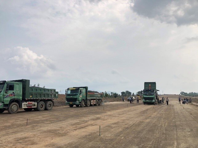 Tại dự &aacute;n cao tốc Bắc - Nam đoạn Cam Lộ - La Sơn, Cienco4 cũng đang bứt tốc đưa g&oacute;i thầu XL09 về đ&iacute;ch v&agrave;o ng&agrave;y 30/8/2022 tới đ&acirc;y. Theo đại diện Ban điều h&agrave;nh g&oacute;i thầu, Cienco4 phụ tr&aacute;ch thi c&ocirc;ng 3 km đường, 3 cầu tr&ecirc;n tuyến ch&iacute;nh. C&ugrave;ng đ&oacute; l&agrave; một số n&uacute;t giao như n&uacute;t giao QL49, n&uacute;t giao Bắc v&agrave; Nam cầu Tuần. T&iacute;nh đến nay, tuyến ch&iacute;nh đ&atilde; ho&agrave;n th&agrave;nh thảm BTN C19 1,3km/3km. Phần c&ograve;n lại đ&atilde; cơ bản ho&agrave;n th&agrave;nh đắp nền K95.