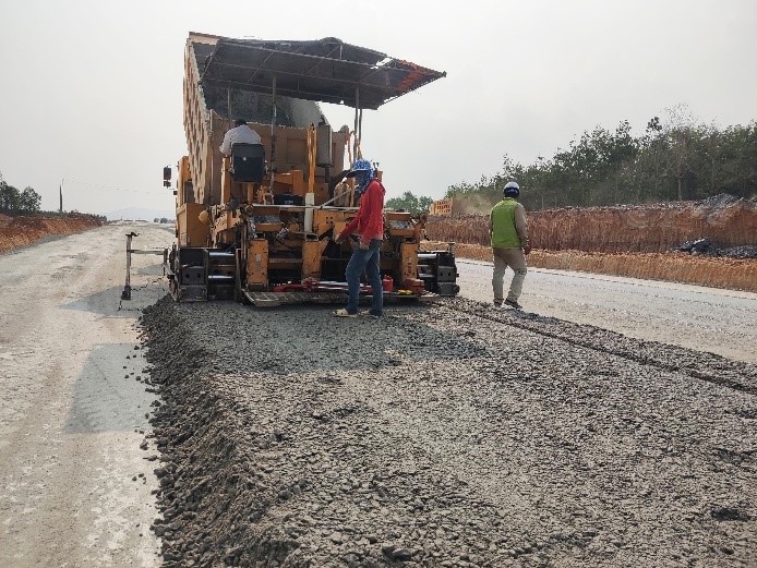 Tham gia g&oacute;i thầu 2-XL dự &aacute;n cao tốc Bắc - Nam đoạn Phan Thiết - Dầu Gi&acirc;y, nh&agrave; thầu Cienco4 cũng đang huy động 148 thiết bị, triển khai 11 mũi thi c&ocirc;ng (5 mũi thi c&ocirc;ng đường, 6 mũi thi c&ocirc;ng cầu). C&aacute;c mũi thi c&ocirc;ng đều bố tr&iacute; 3 ca li&ecirc;n tục để đảm tiến độ thực hiện cam kết.
